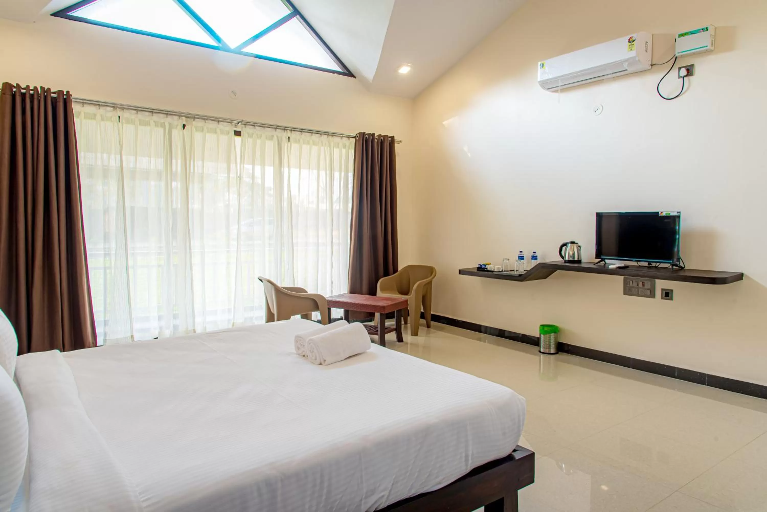 Communal lounge/ TV room, Bed in Shreeyog Resort Dandeli