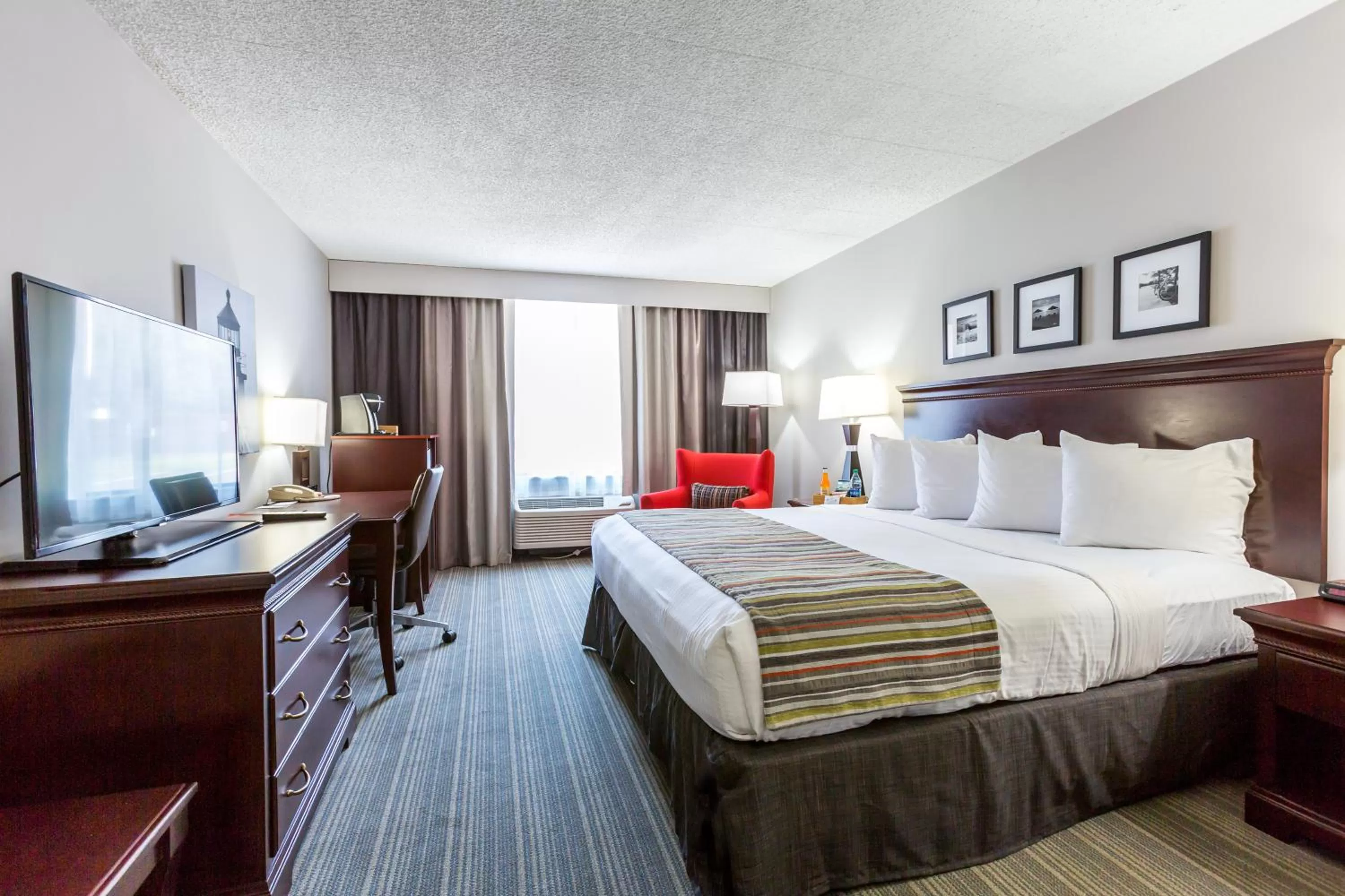 Photo of the whole room, Bed in Country Inn & Suites by Radisson, Traverse City, MI