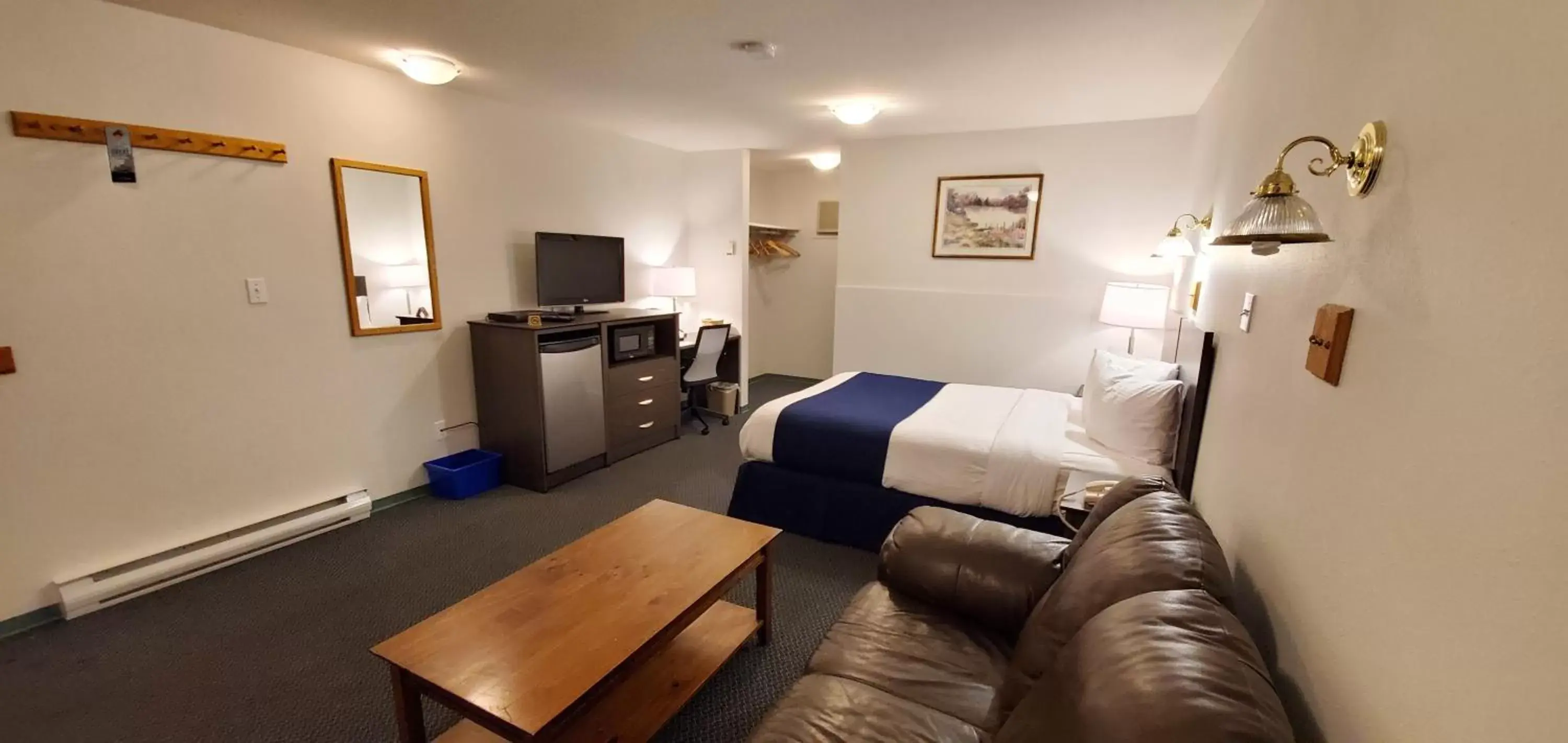 Deluxe Queen Room - Non-Smoking in Travelodge by Wyndham McBride Deluxe Queen Room - Non-Smoking in Travelodge by Wyndham McBride