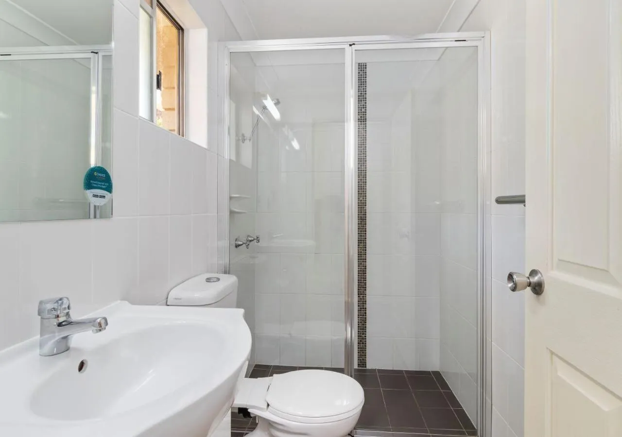 Bathroom in Econo Lodge Alabaster