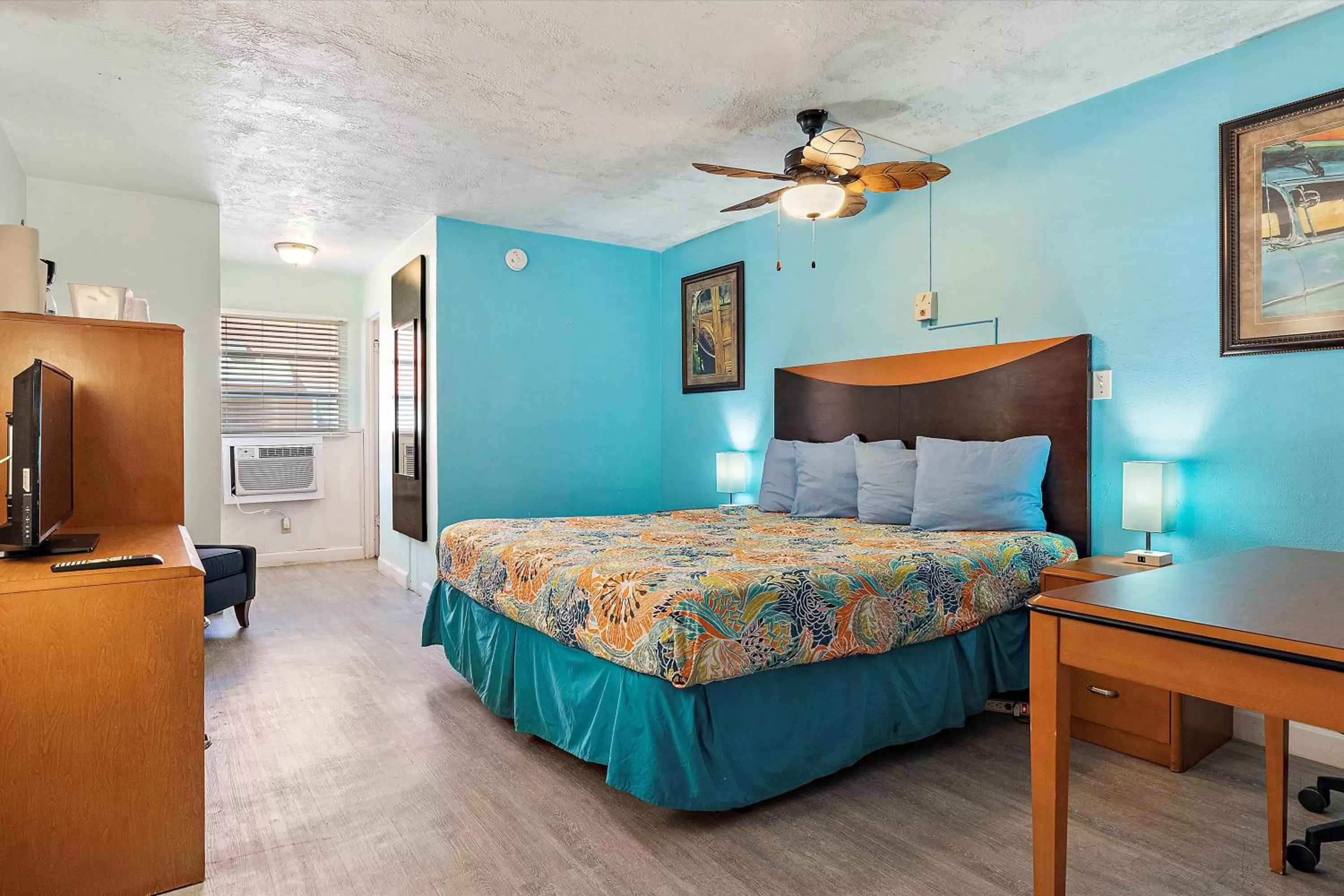 Bed in Malibu Resort Motel