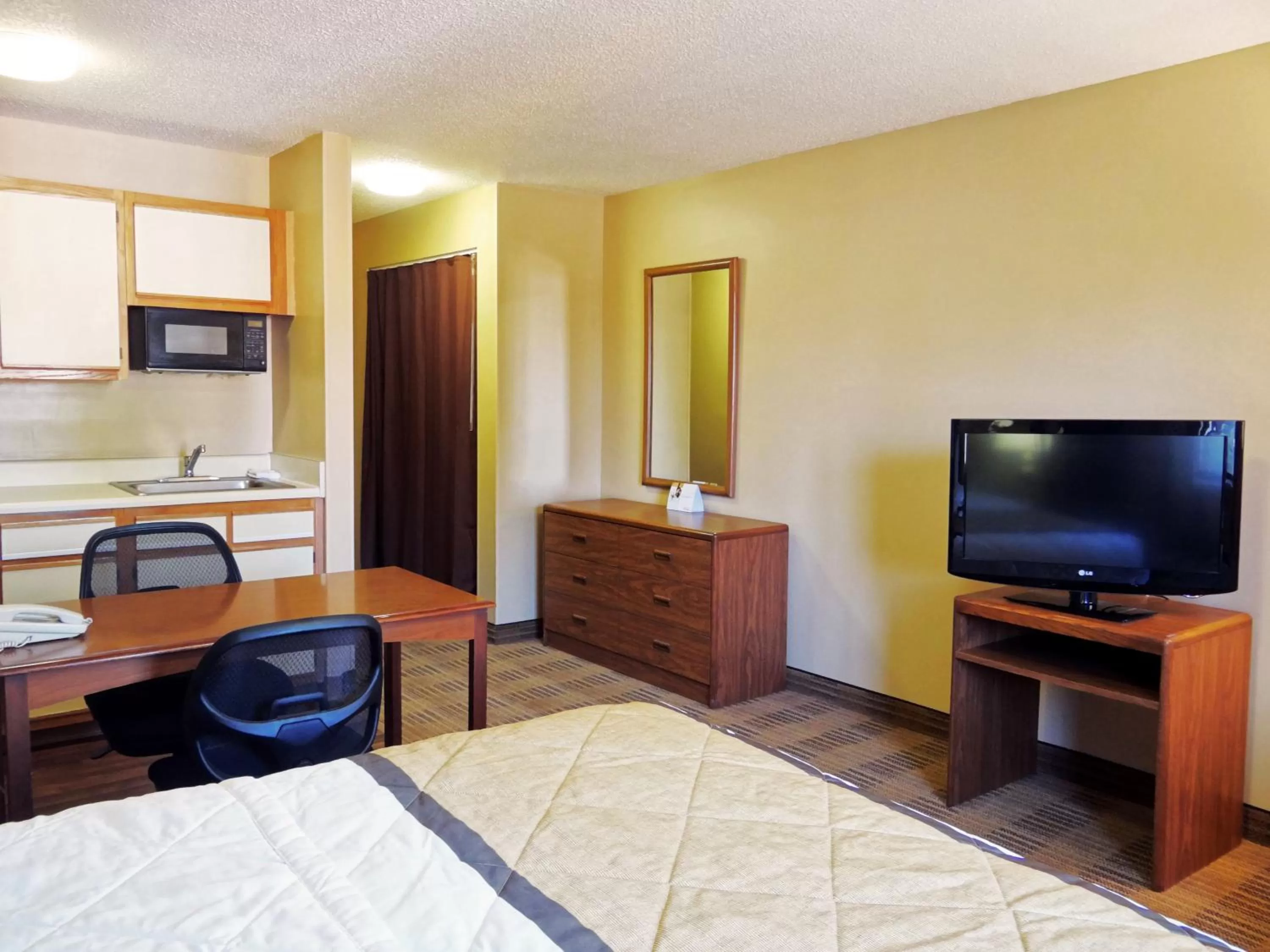 TV and multimedia, Bed in Extended Stay America Suites - Daytona Beach - International Speedway