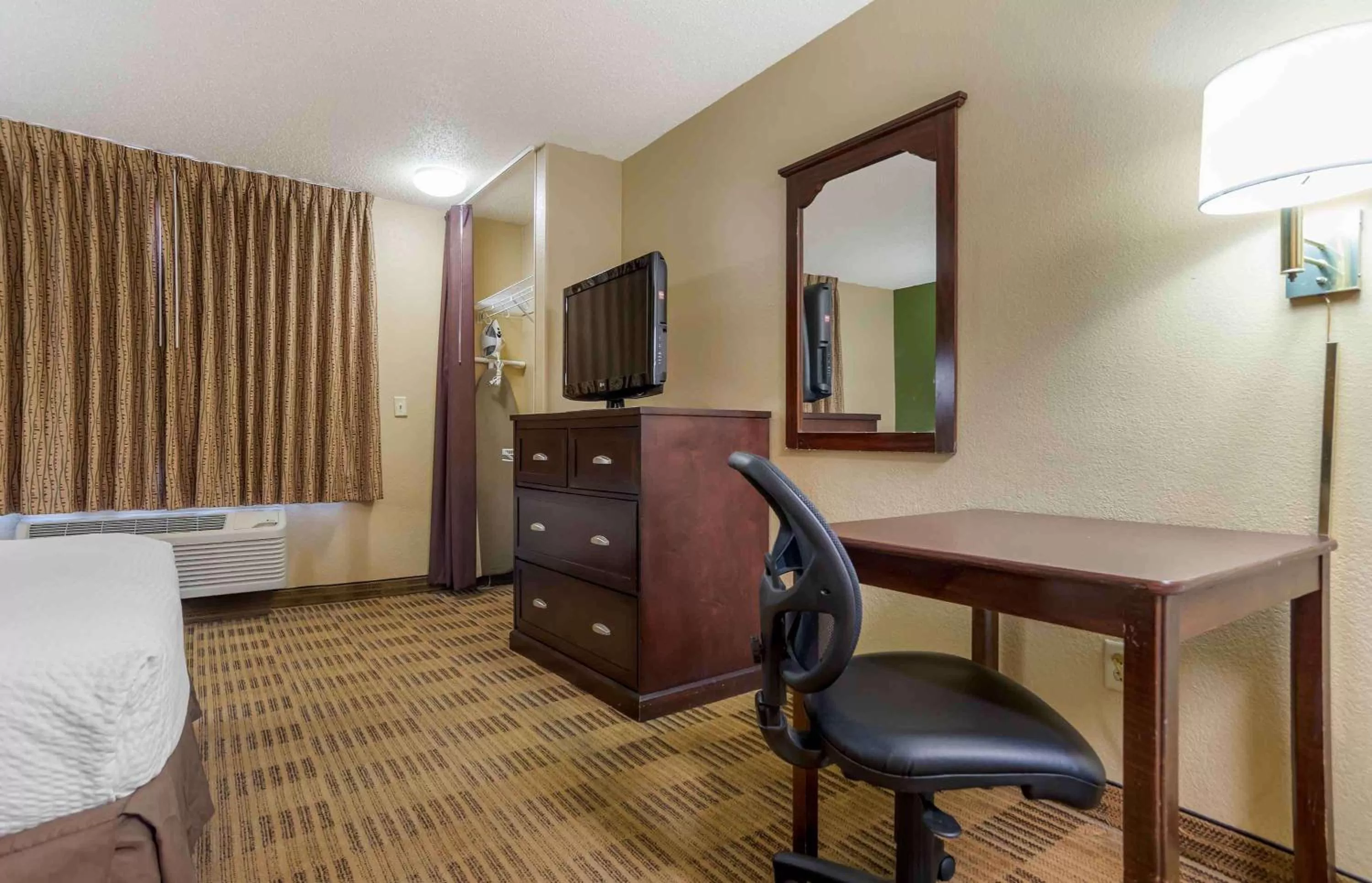 Bedroom, Bed in Extended Stay America Suites - New Orleans - Metairie