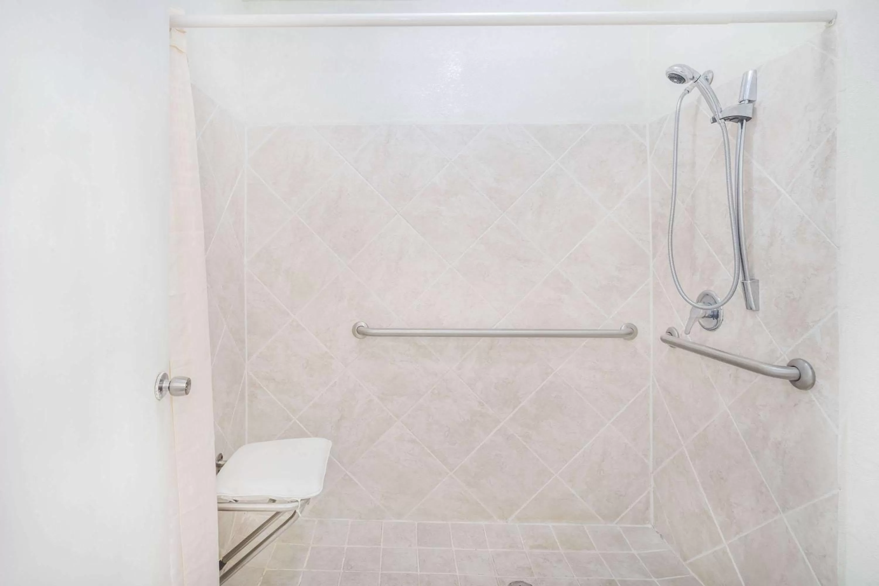 Photo of the whole room in Knights Inn Chattanooga