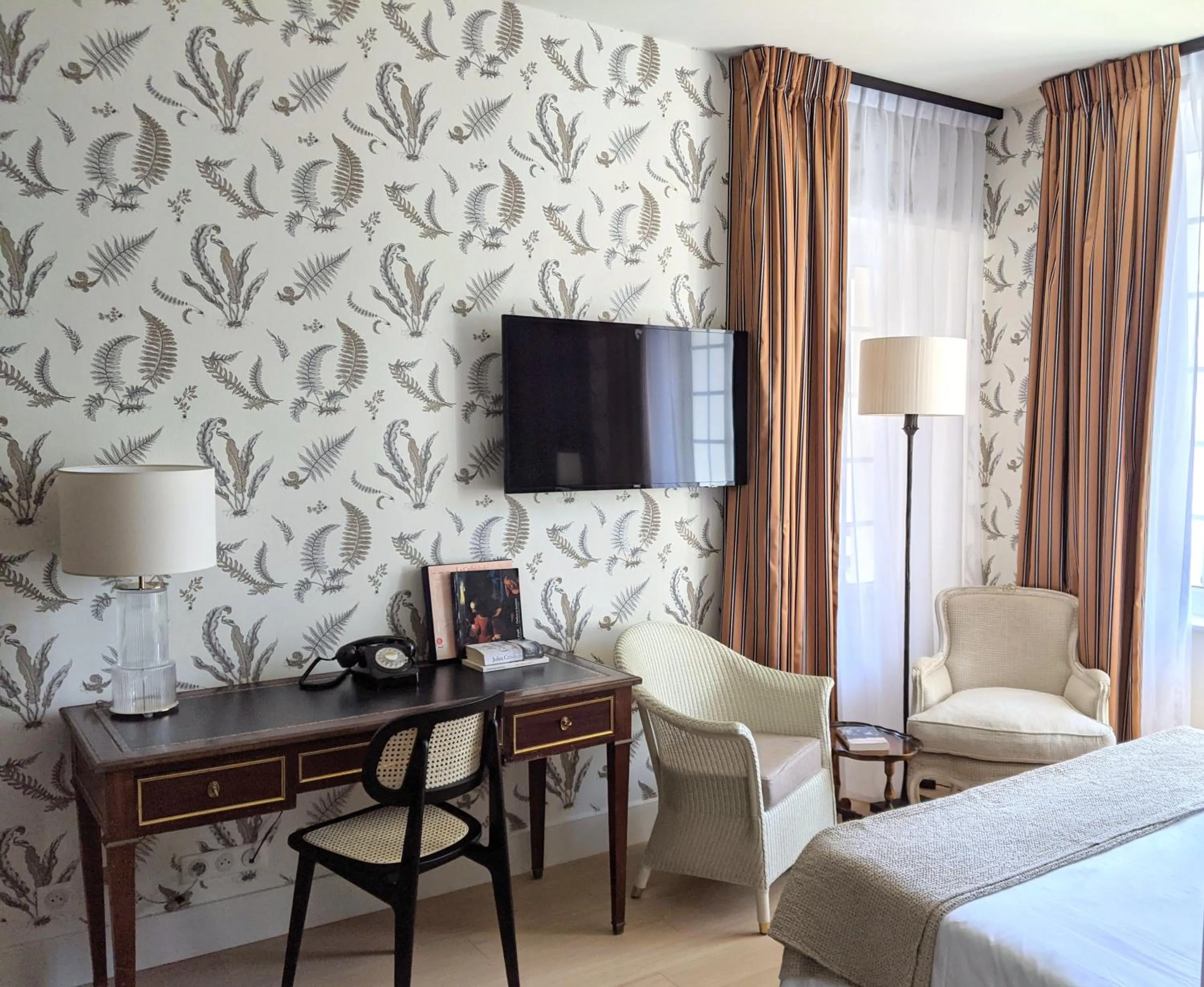 Seating area, Bed in Hôtel Le Saint Christophe