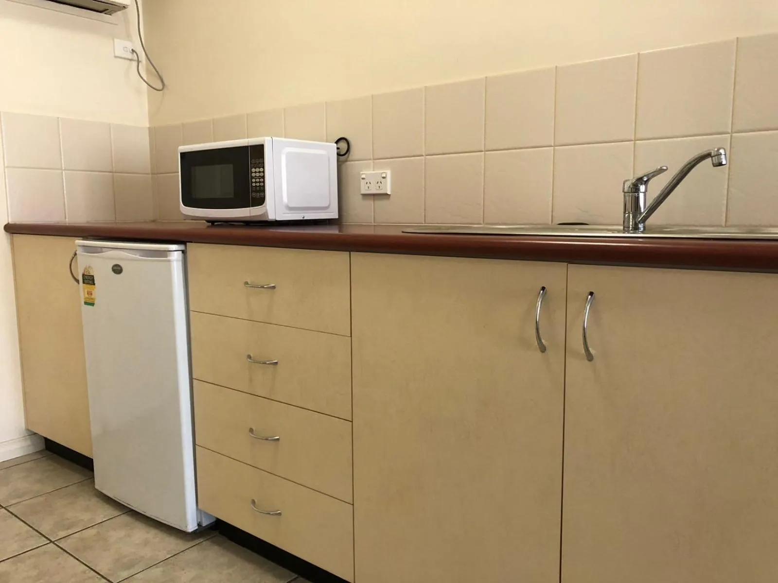 Kitchen or kitchenette in Outback Quarters Motel Hay and Restaurant