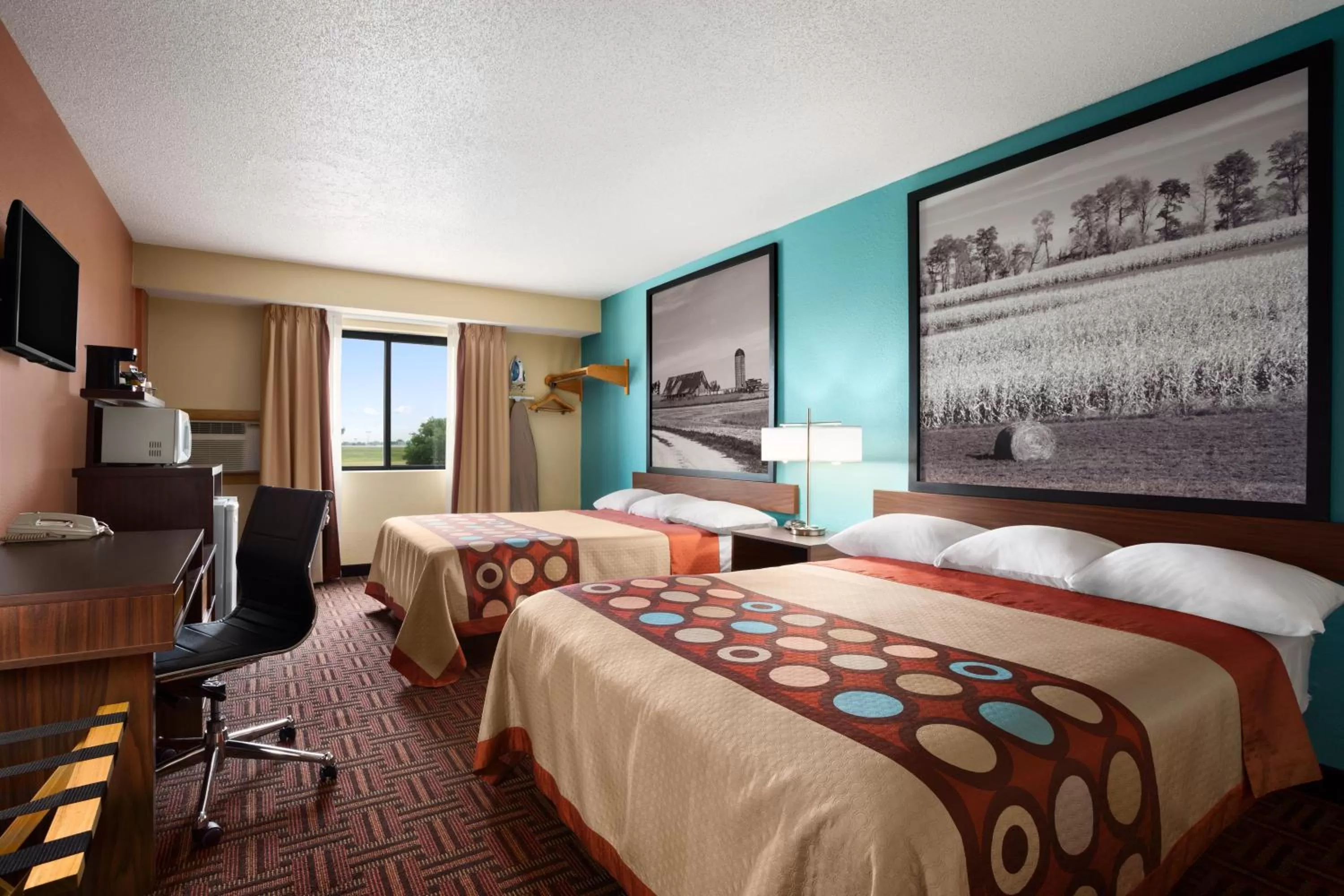 Day, Bed in Super 8 by Wyndham Marion