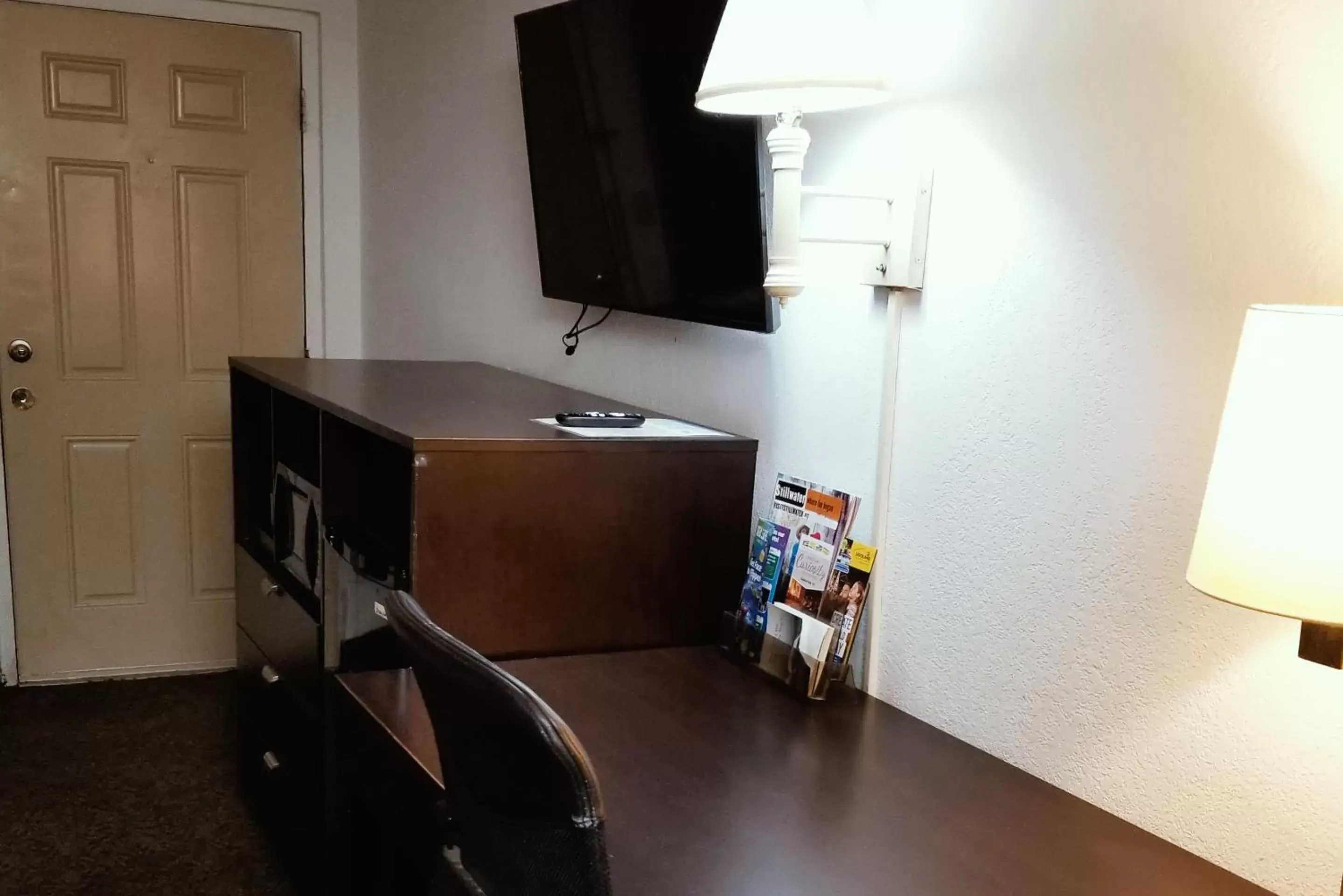 Standard Queen Room in Sky-Palace Inn & Suites Hutchinson Standard Queen Room in Sky-Palace Inn & Suites Hutchinson