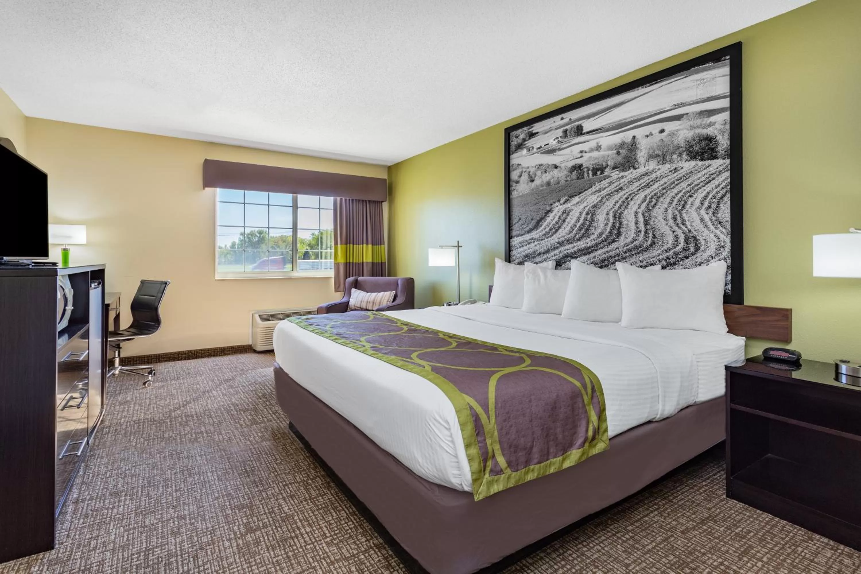 Photo of the whole room, Bed in Super 8 by Wyndham Emmetsburg