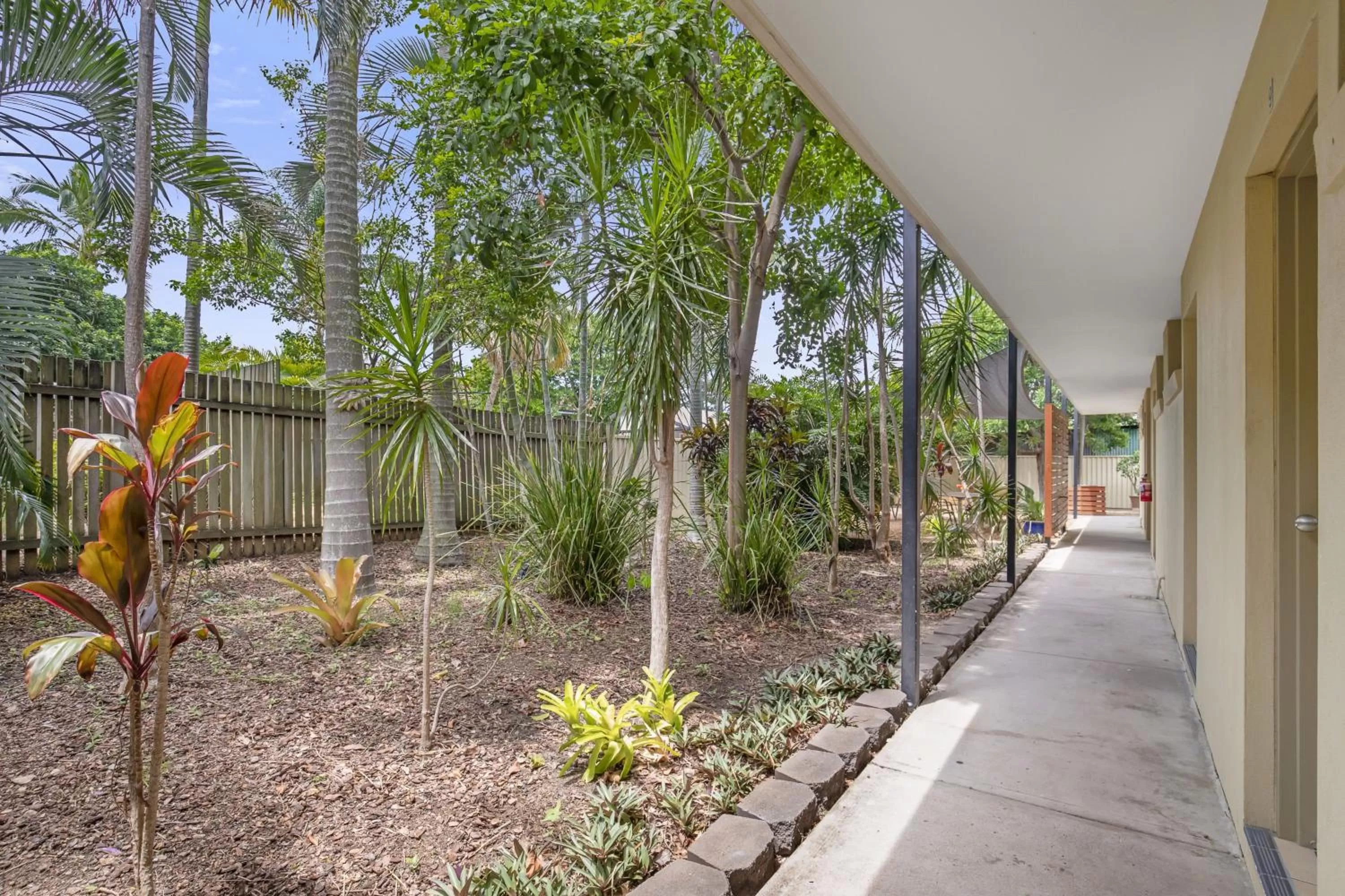 Garden in Best Western Airport 85 Motel