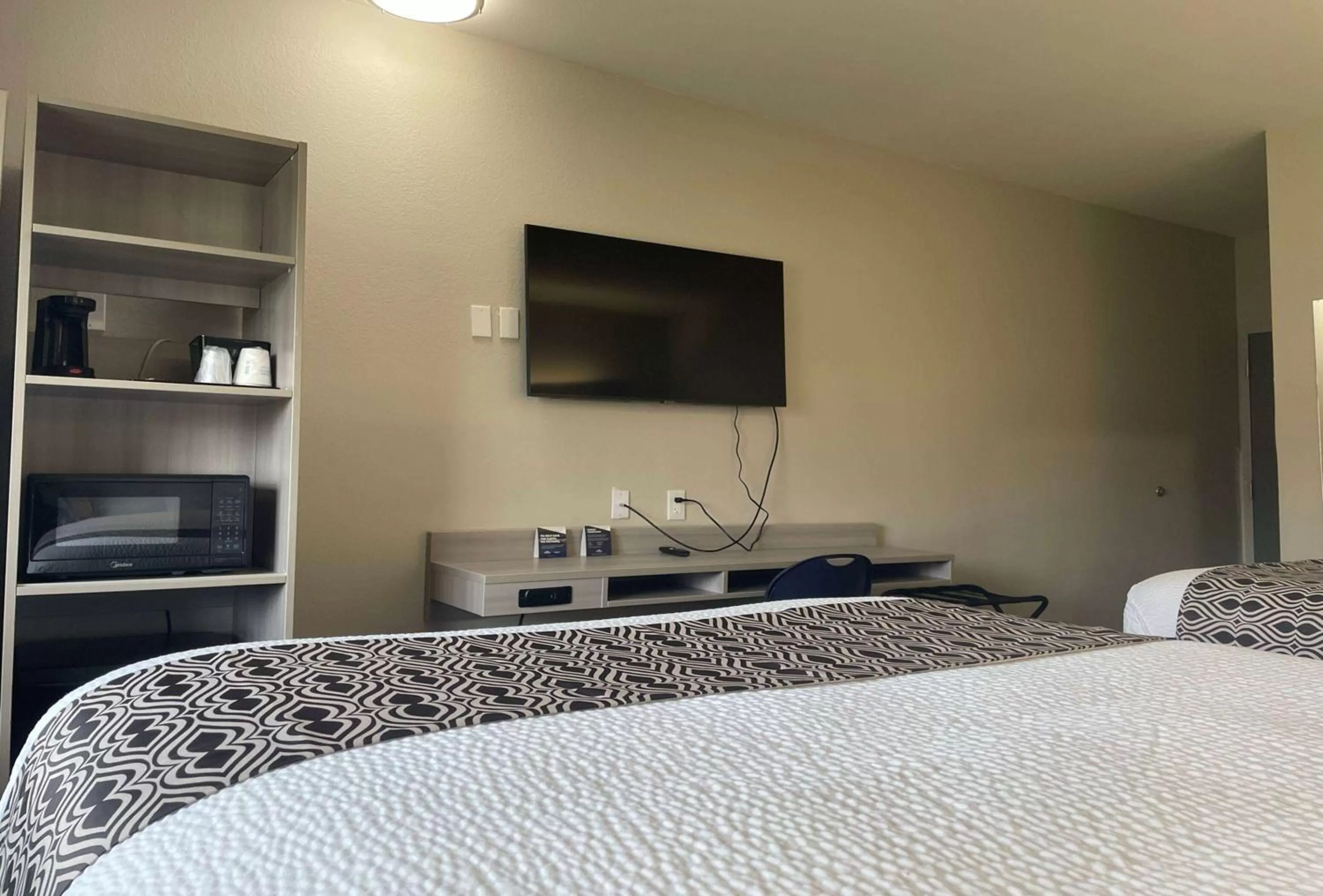 Photo of the whole room, Bed in Microtel Inn & Suites by Wyndham Bossier City