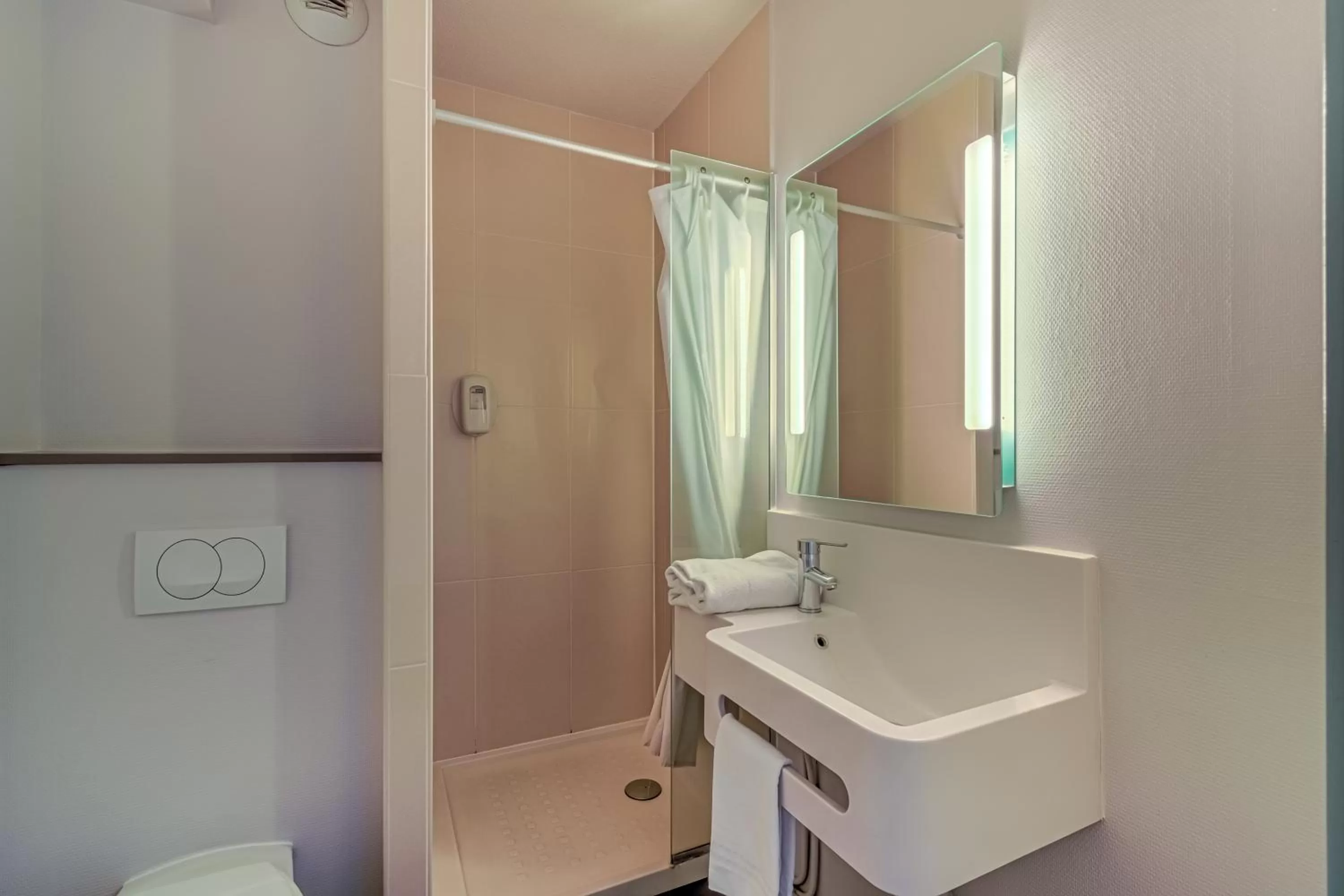 Bathroom in B&B HOTEL Salon de Provence