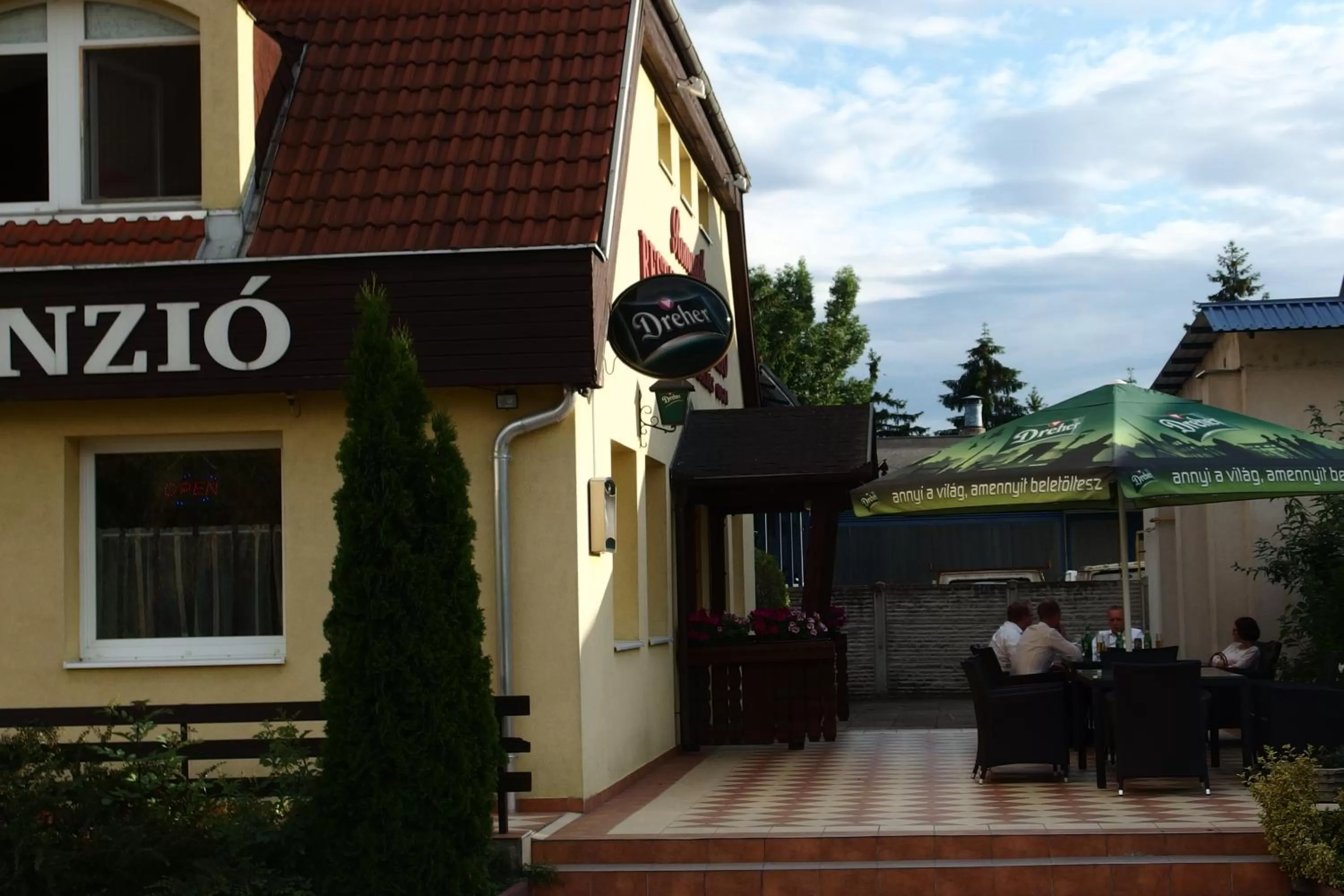 Balcony/Terrace, Facade/Entrance in Romantik Étterem - Panzió