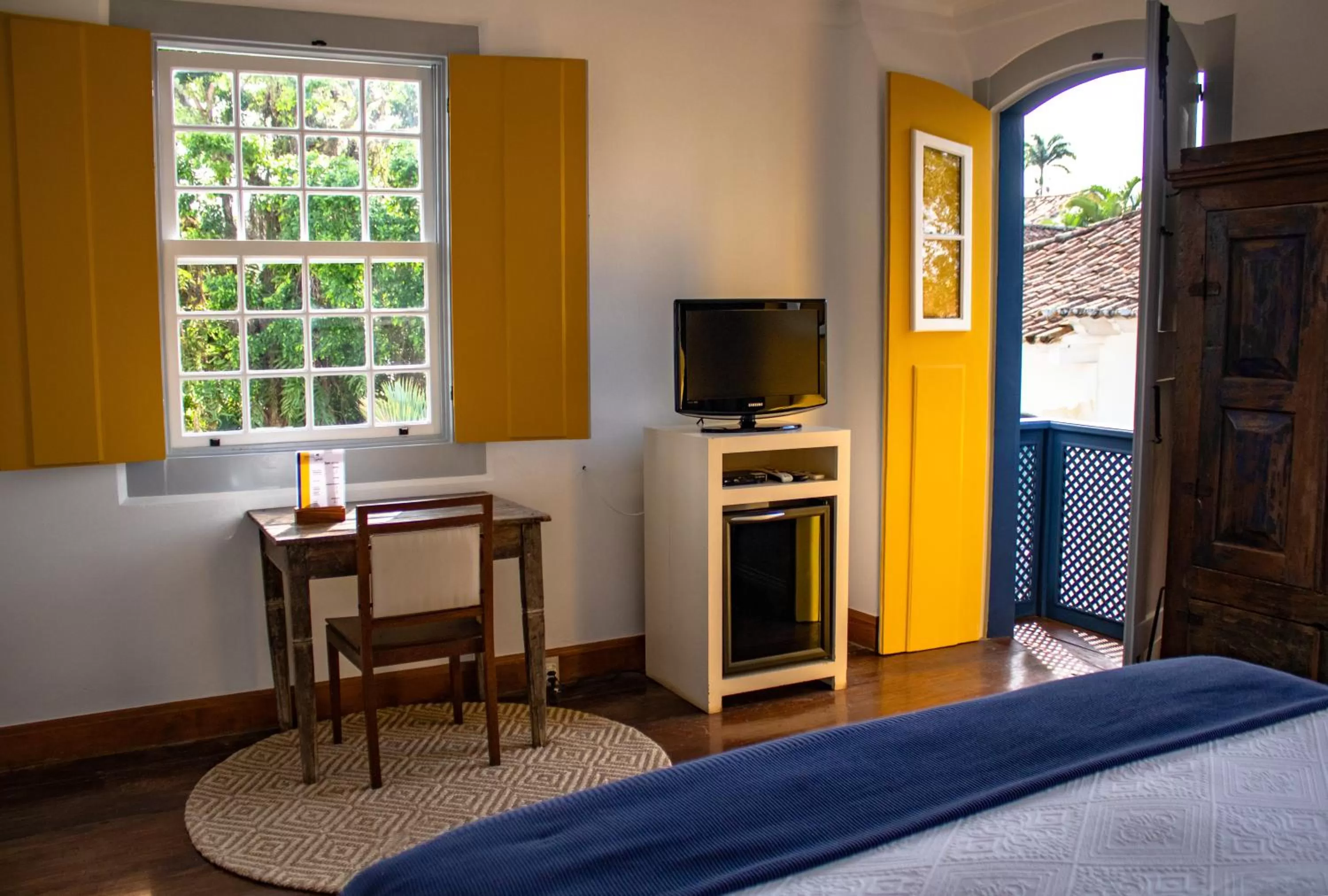 TV/Entertainment Center in Casa Simone Pousada