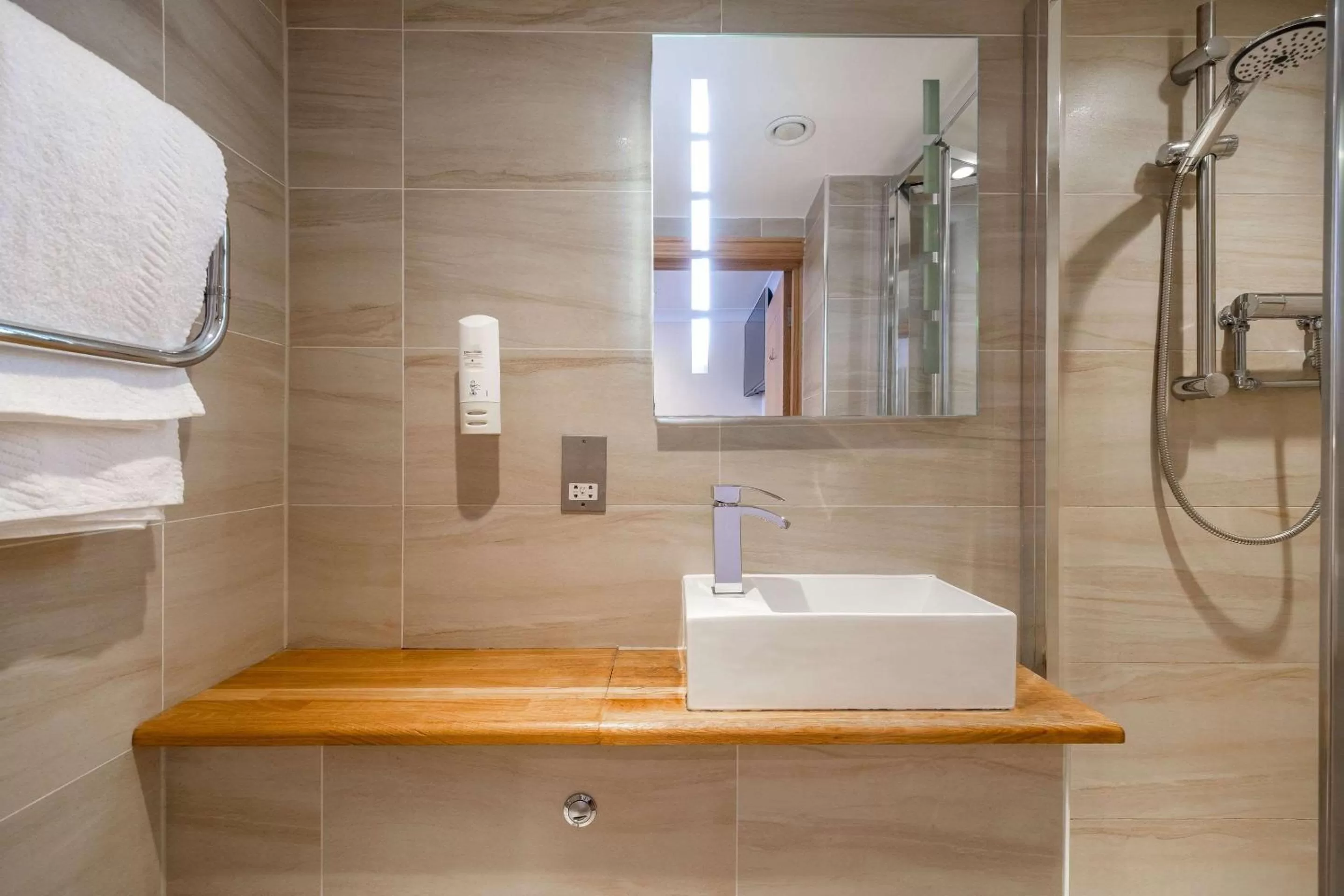 Bathroom in Comfort Inn Hyde Park