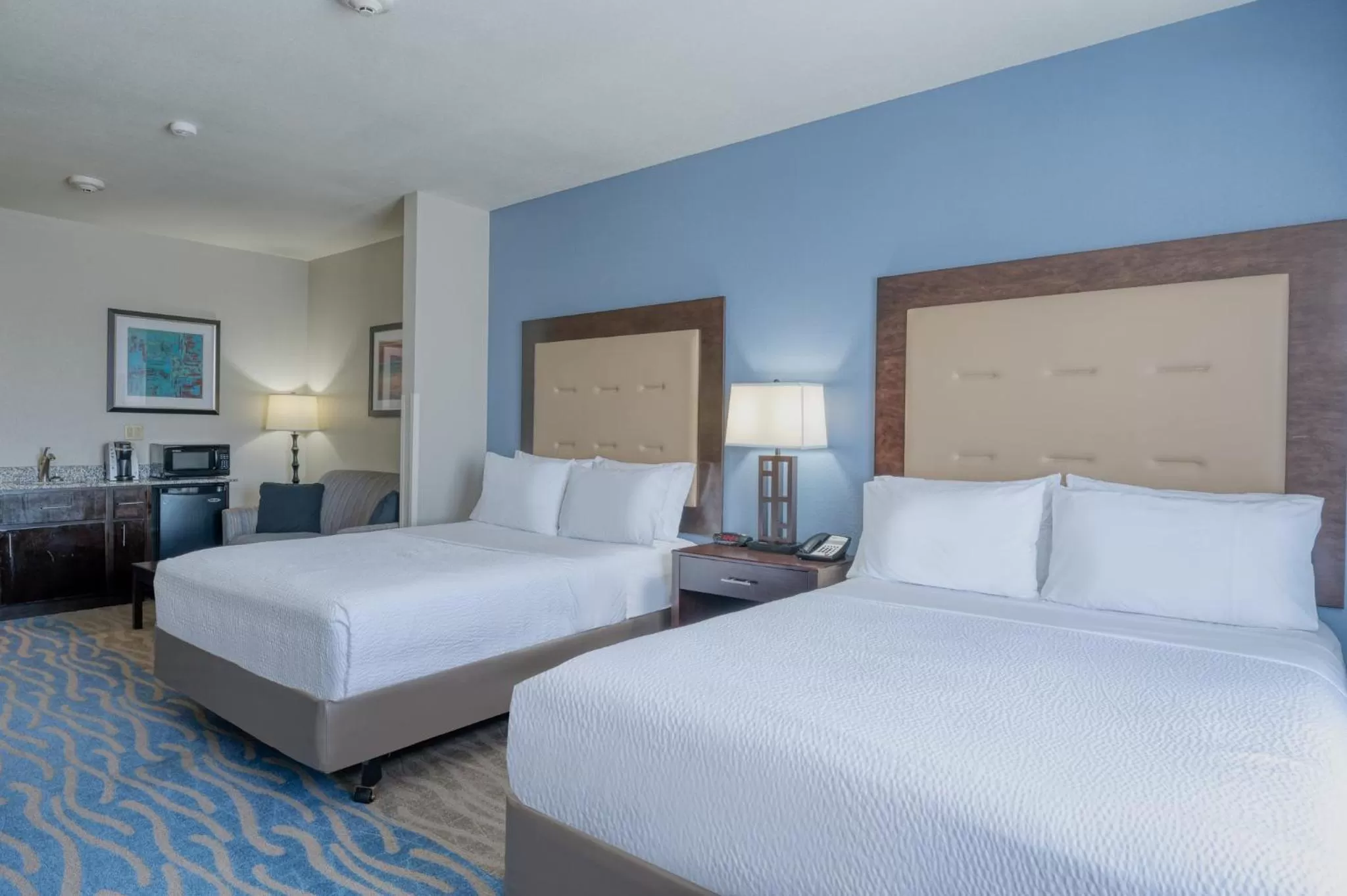 Photo of the whole room, Bed in Holiday Inn Express and Suites Edwardsville by IHG