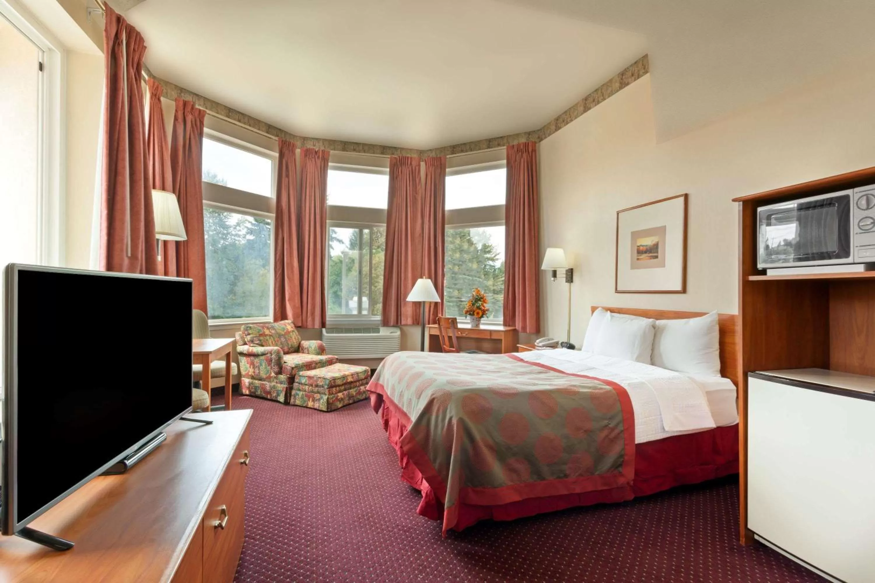 Photo of the whole room, Bed in Ramada by Wyndham SeaTac Airport North