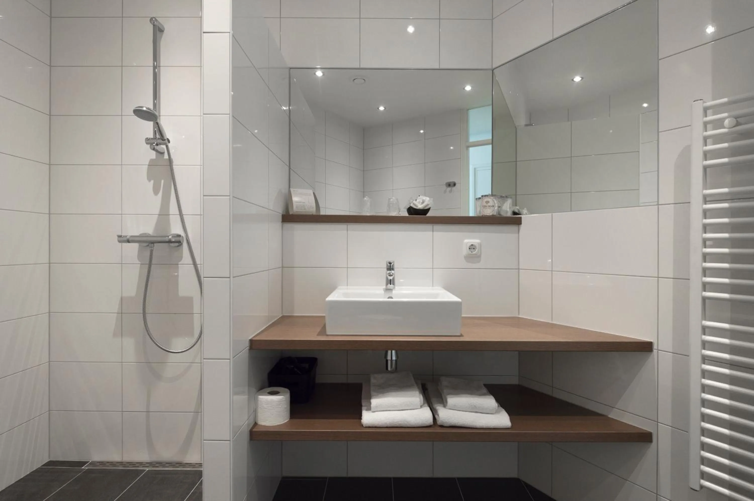 Shower in Hotel Restaurant in den Hoof