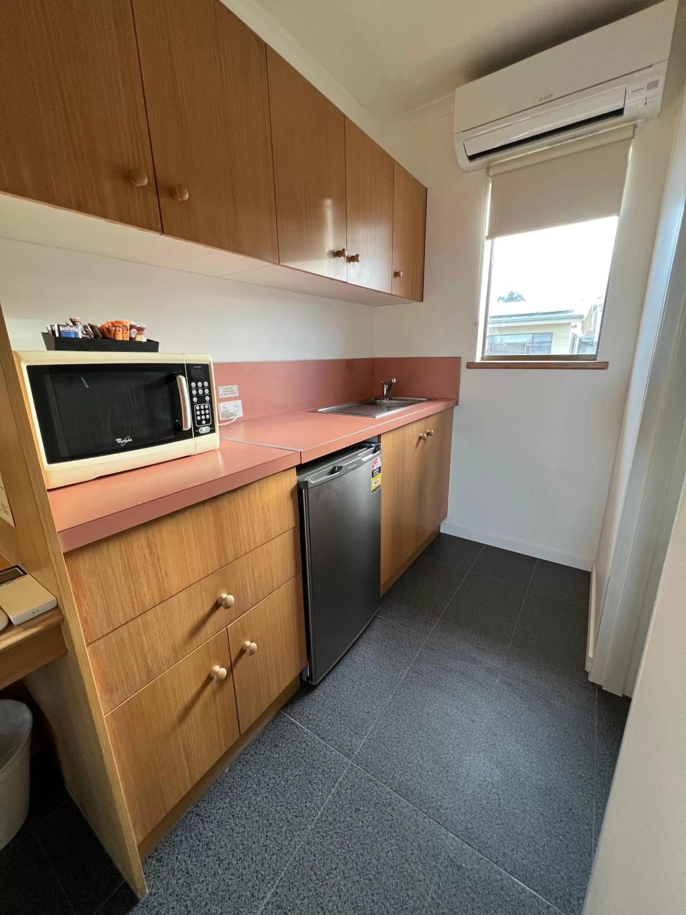 Kitchen or kitchenette in Summerhill Motor Inn