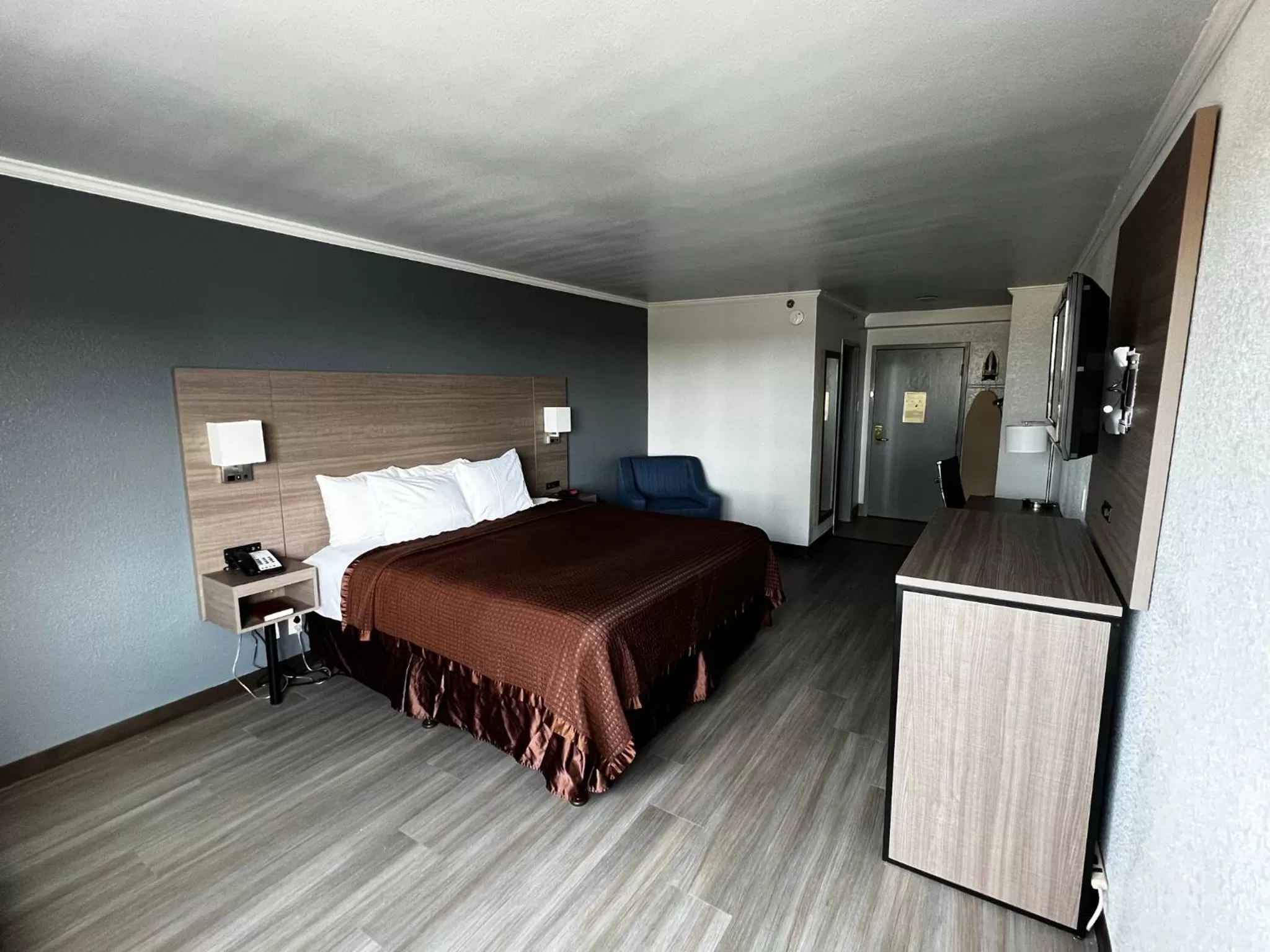 Bed in Super 8 by Wyndham Fort Worth Entertainment District