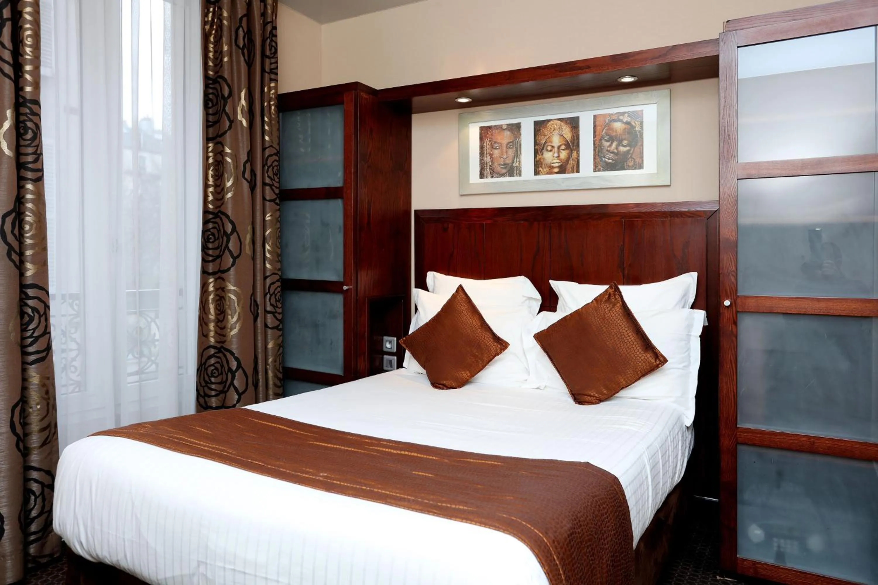 Other, Bed in Grand Hotel Francais