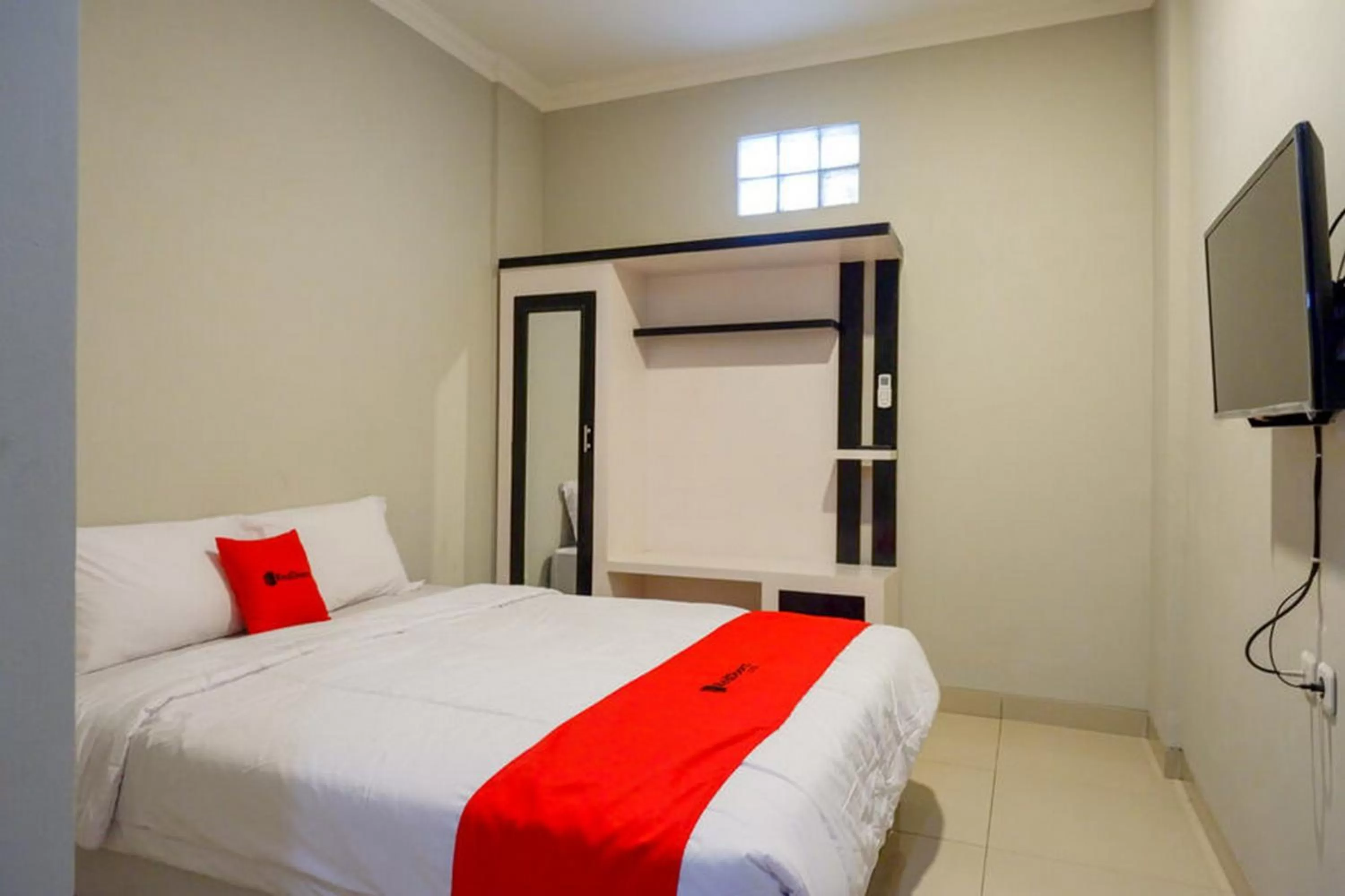 Bed in RedDoorz Plus near Jogja City Mall 5