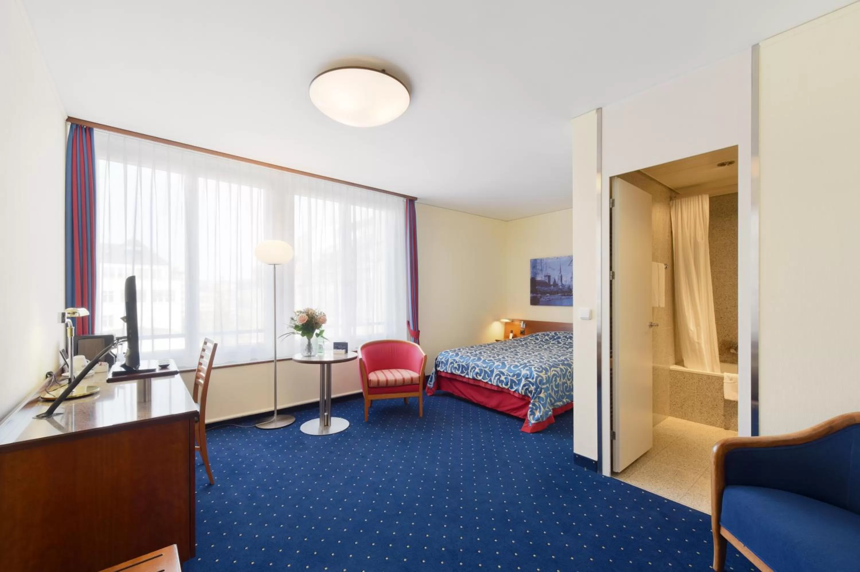 Photo of the whole room, Bed in Glärnischhof by TRINITY