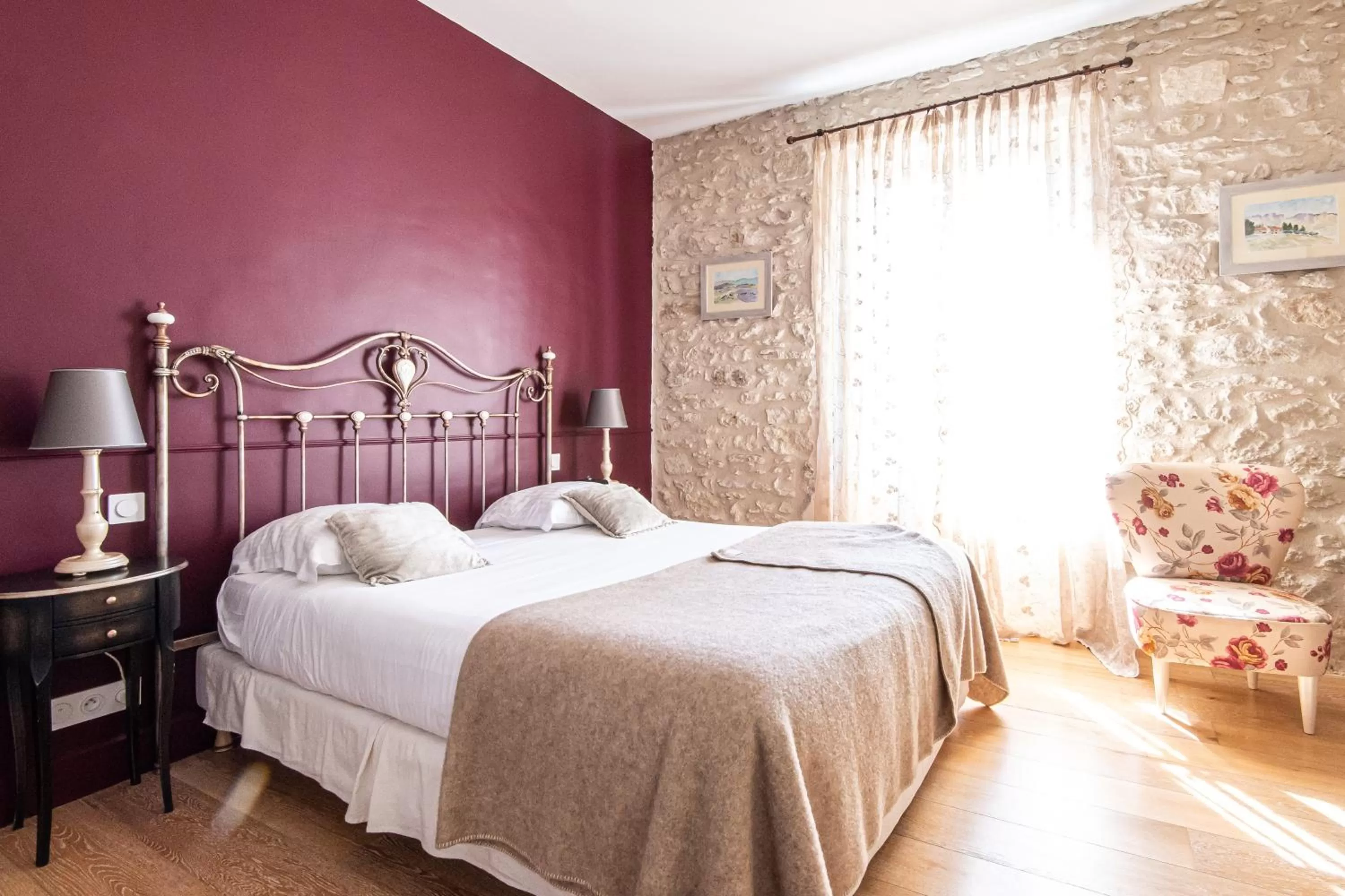 Property building, Bed in Hôtel Mas Valentine