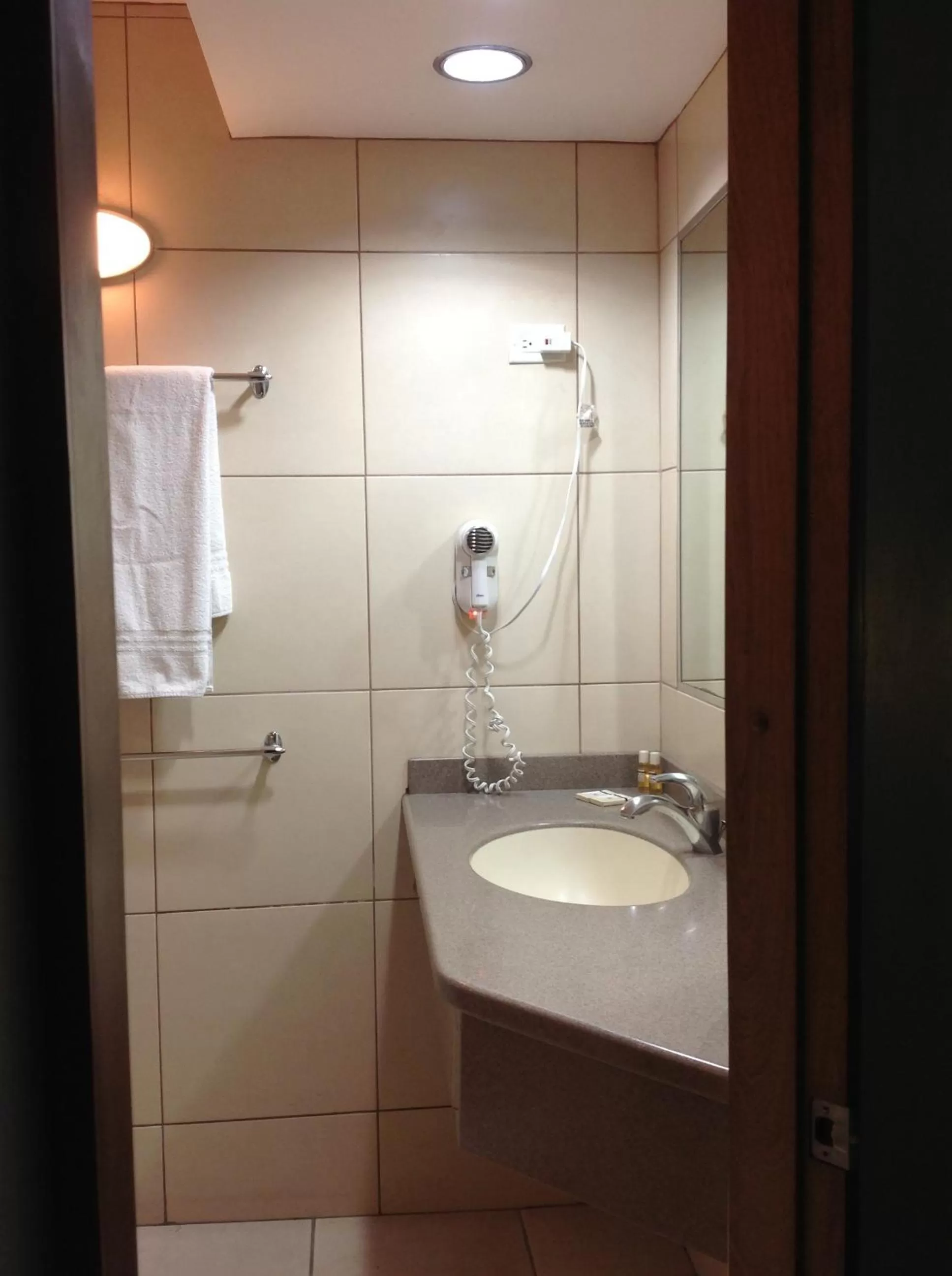 Bathroom in Hotel Normandie Limited