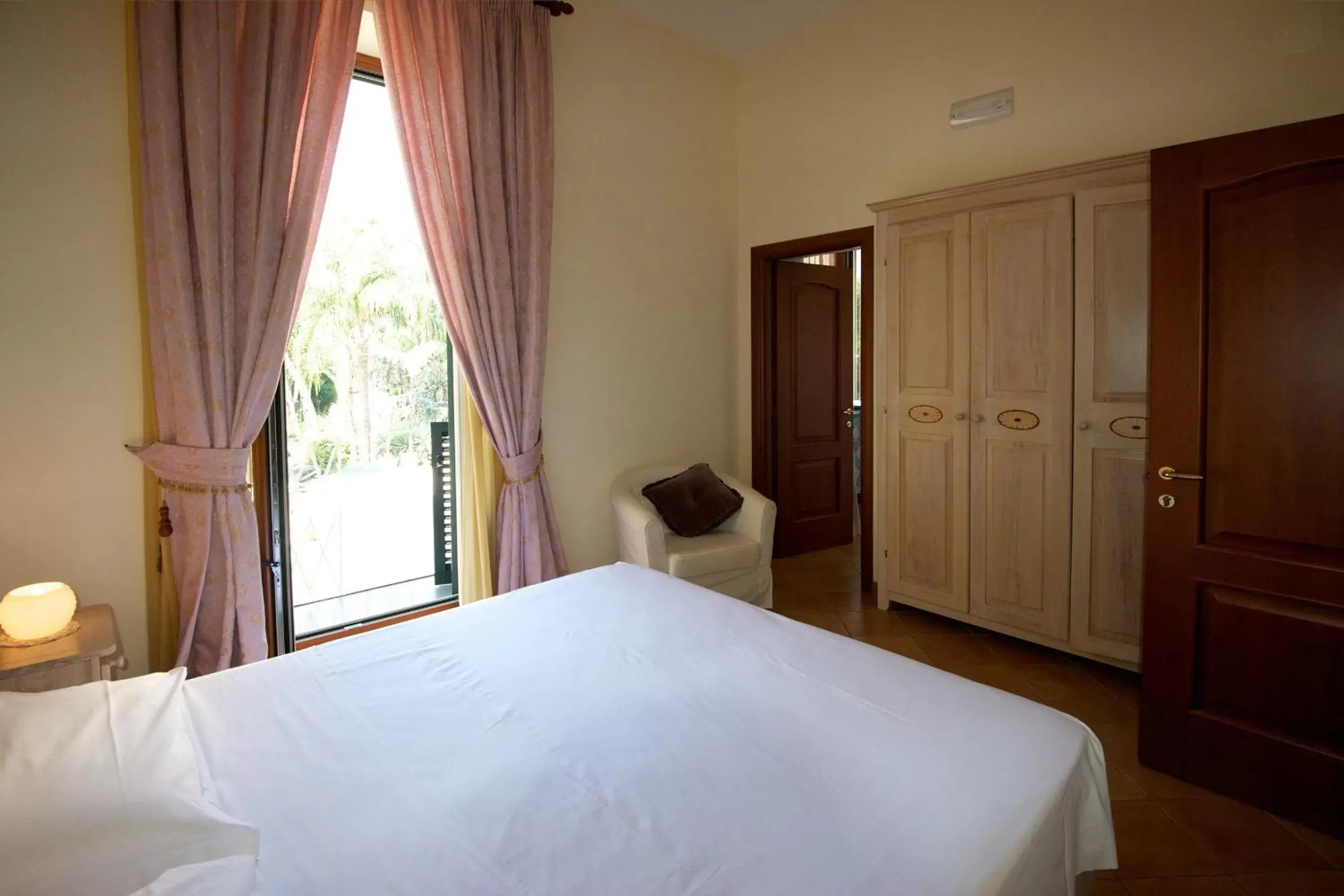 Double Room with Balcony in Divina House B&B Double Room with Balcony in Divina House B&B