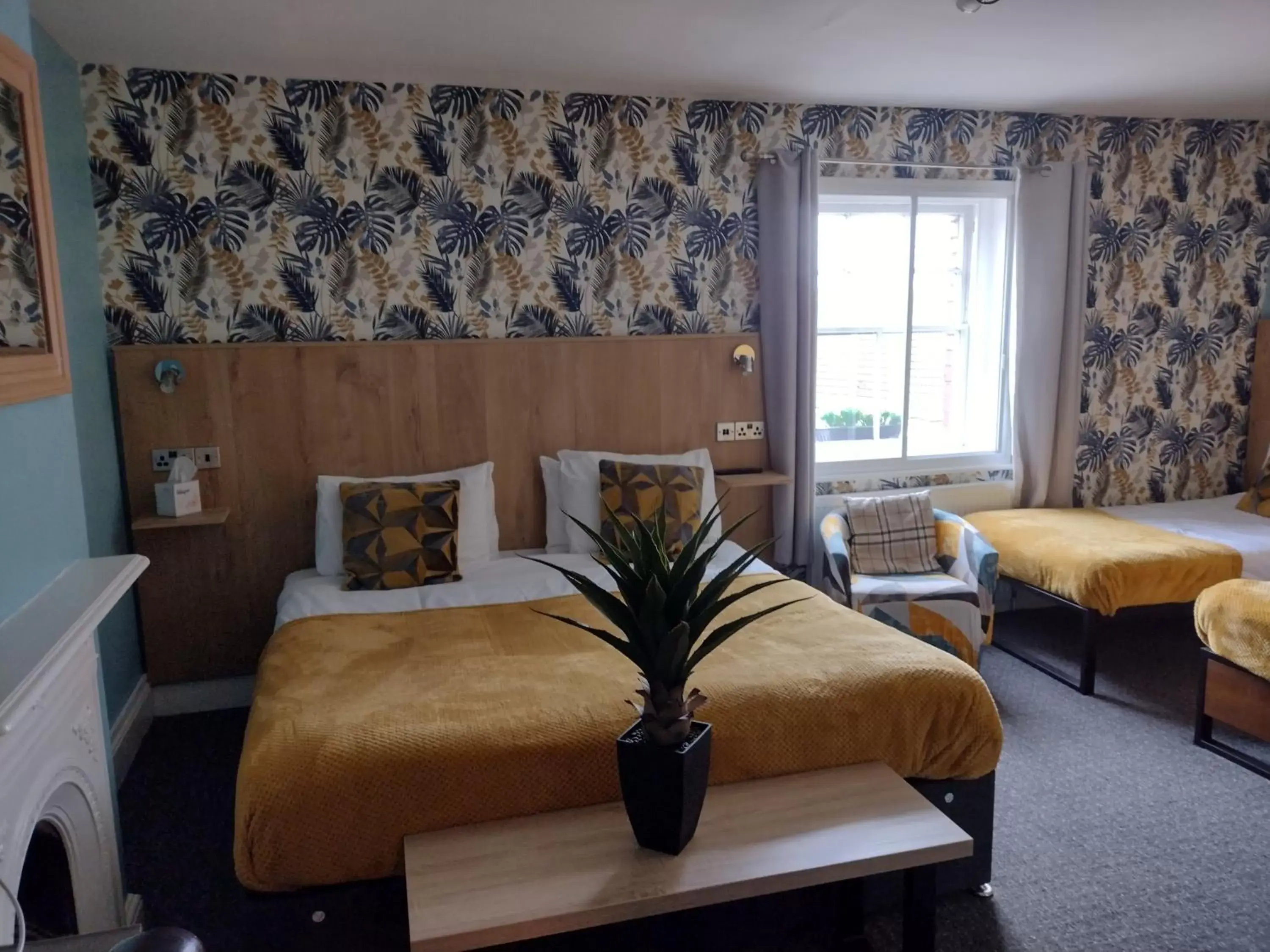 Standard Quadruple Room in The Crown Inn Keynsham Standard Quadruple Room in The Crown Inn Keynsham