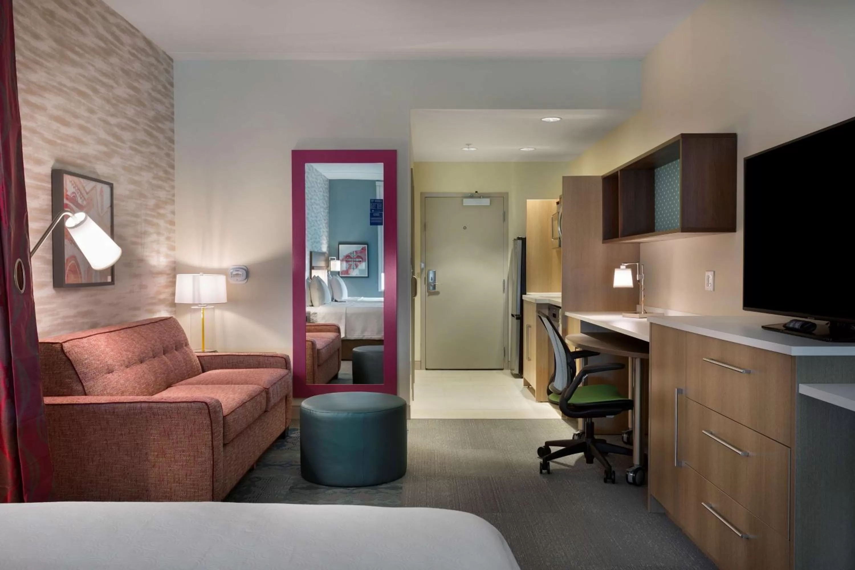 Living room, Bed in Home2 Suites By Hilton Charlotte Belmont, Nc