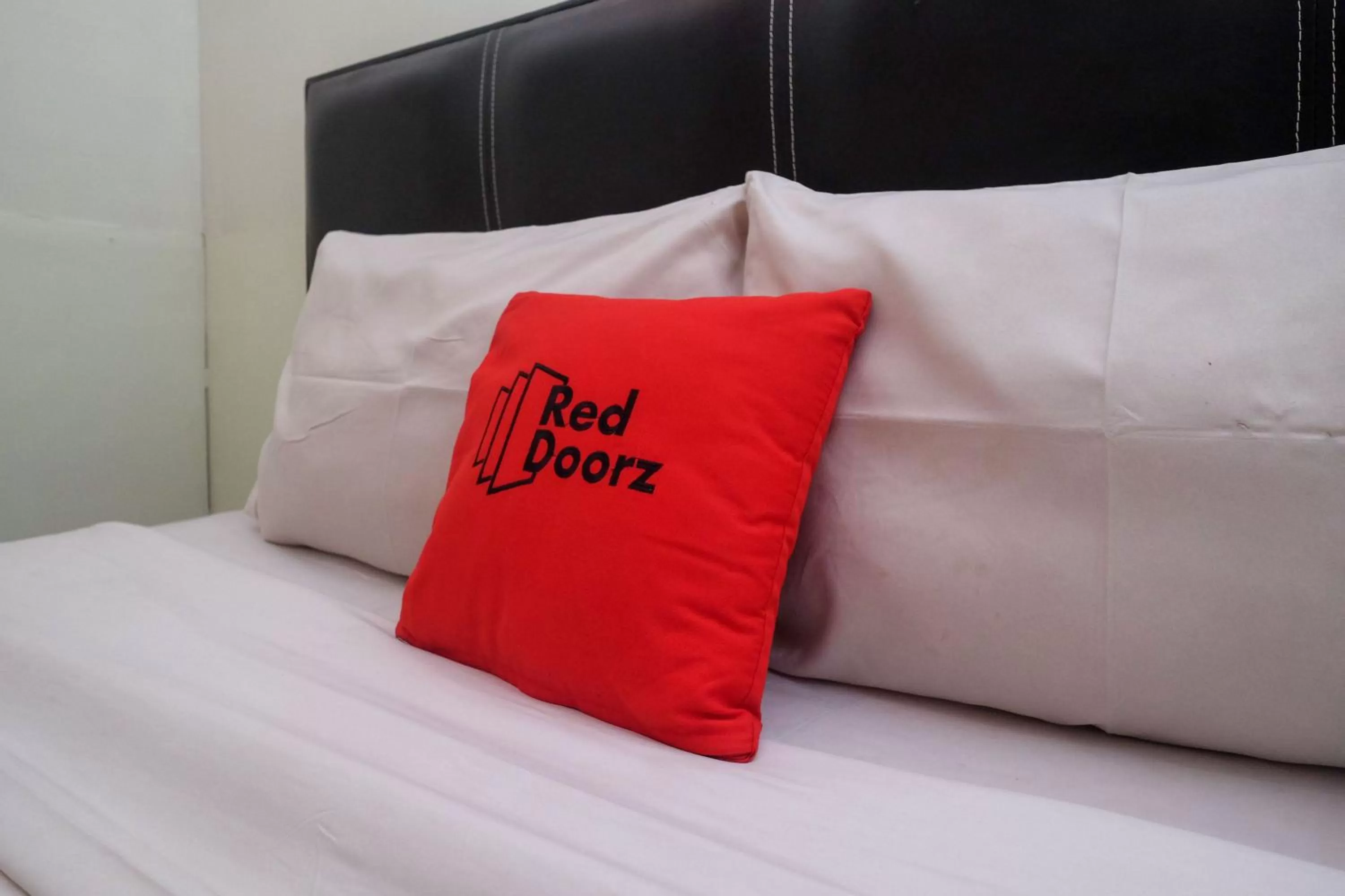 Bedroom, Bed in RedDoorz near Lotte Mart Maguwoharjo Yogyakarta