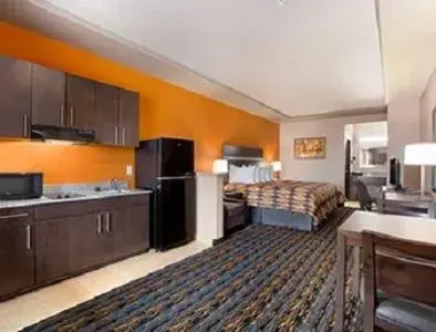 King Suite - Mobility/Hearing Accessible with Bath Tub - Non-Smoking in Days Inn by Wyndham Dilley King Suite - Mobility/Hearing Accessible with Bath Tub - Non-Smoking in Days Inn by Wyndham Dilley