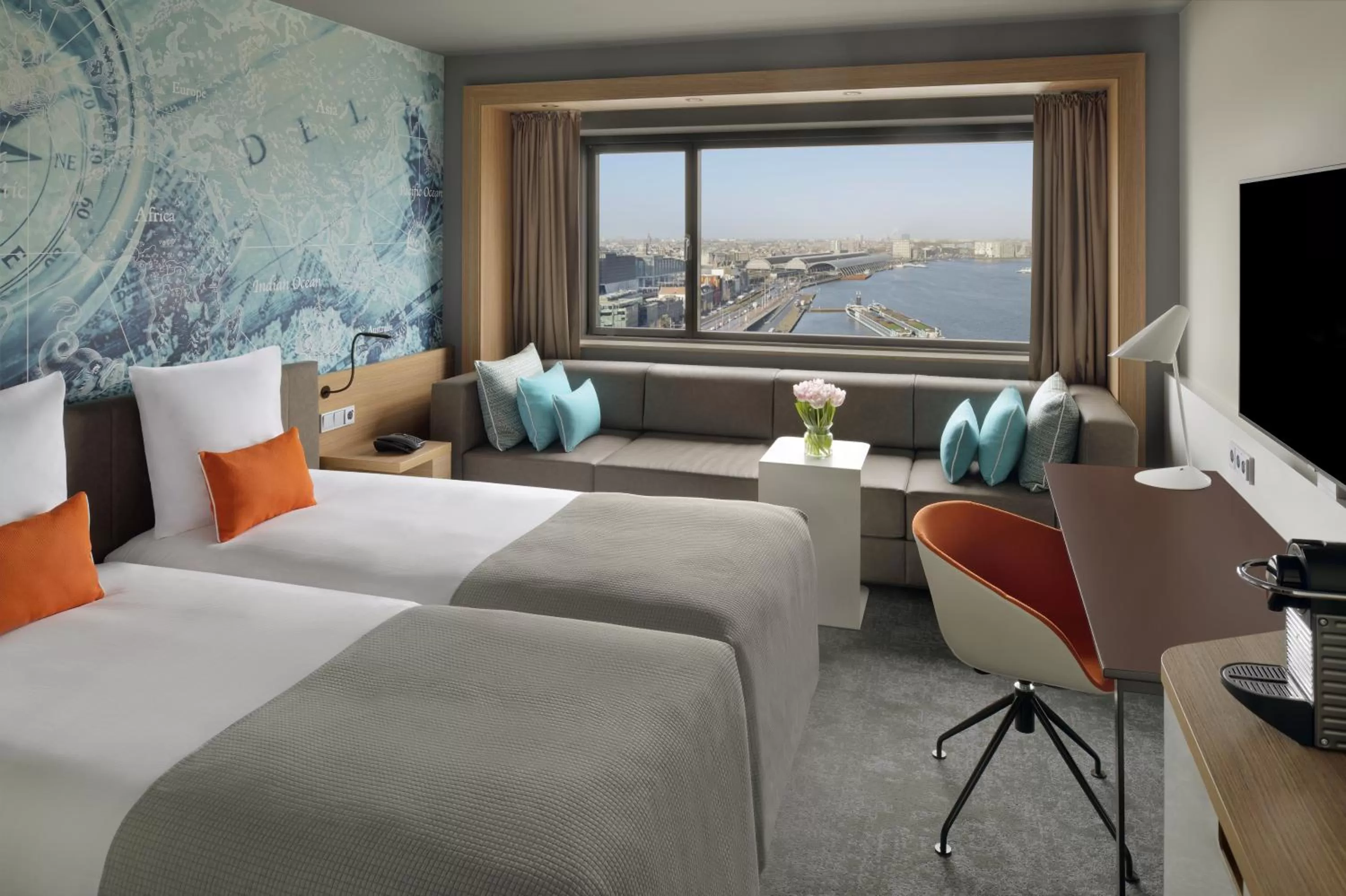 Photo of the whole room, Bed in Mövenpick Hotel Amsterdam City Centre