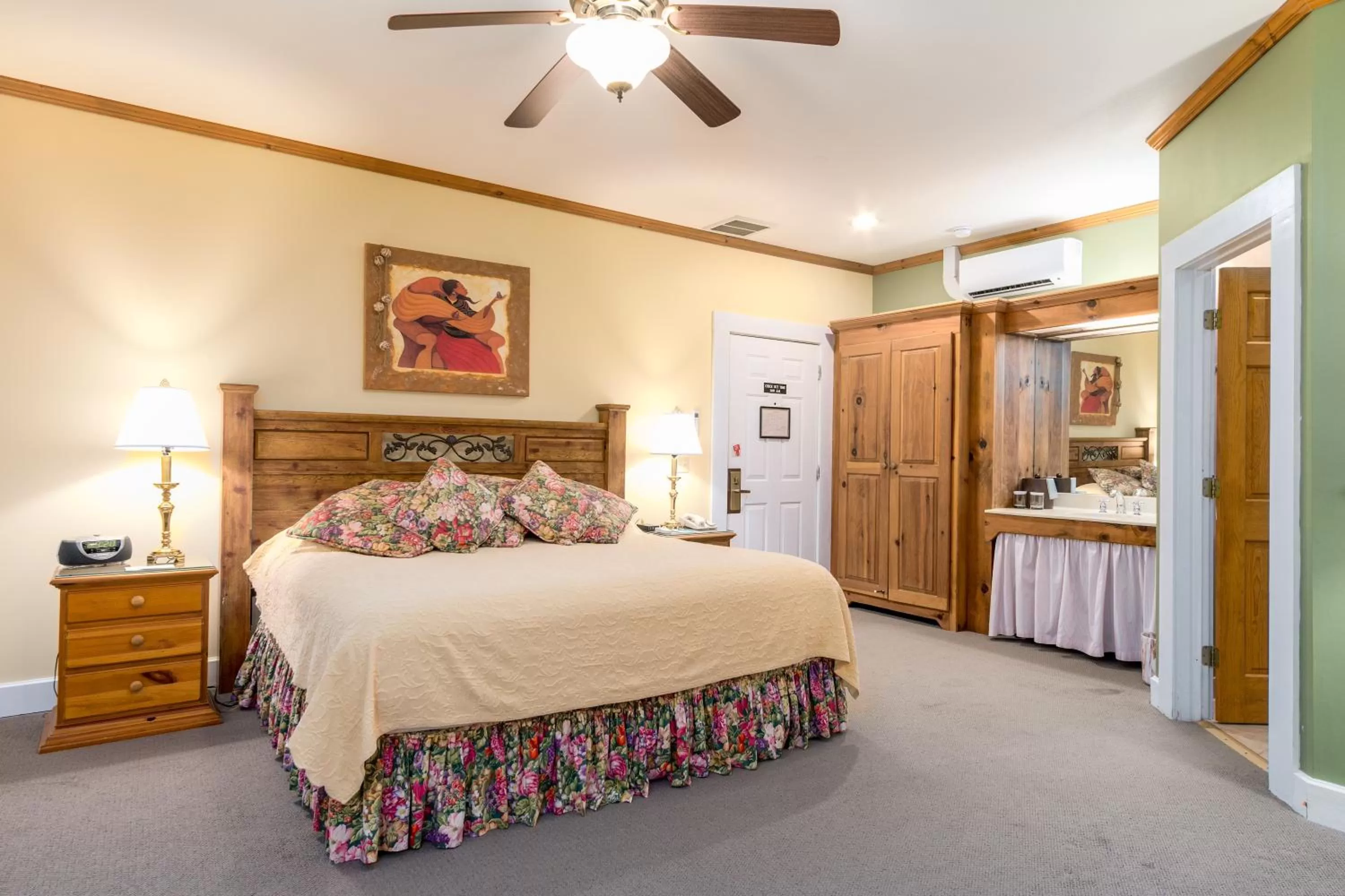Bed in Highland Lake Inn & Resort - Flat Rock