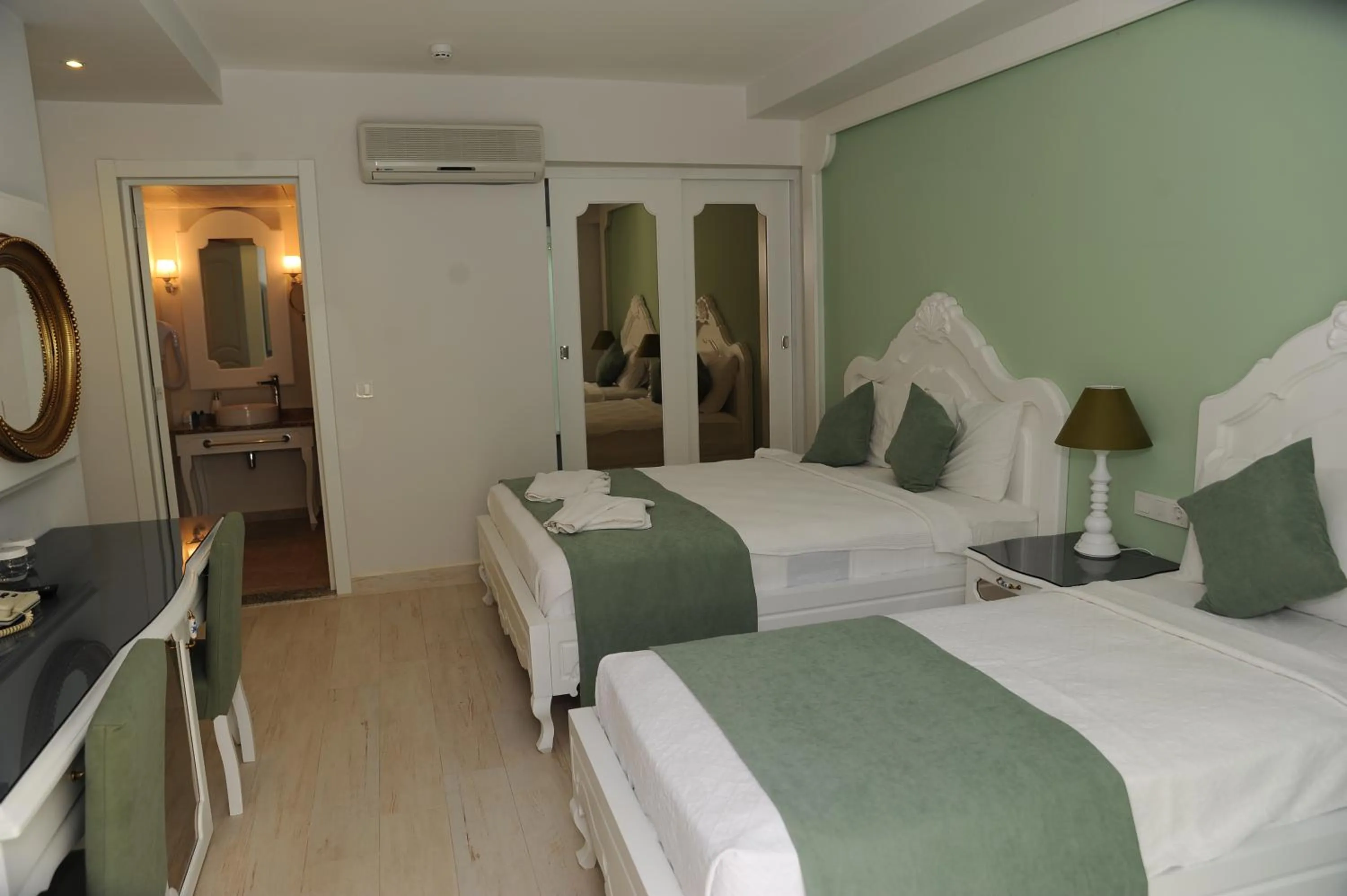 Photo of the whole room, Bed in Montebello Deluxe Hotel