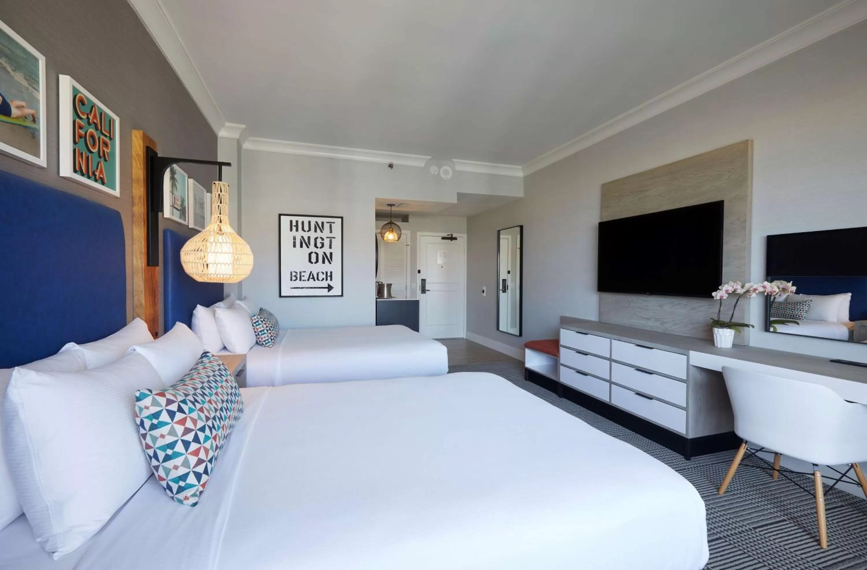 Bedroom, Bed in The Waterfront Beach Resort, A Hilton Hotel