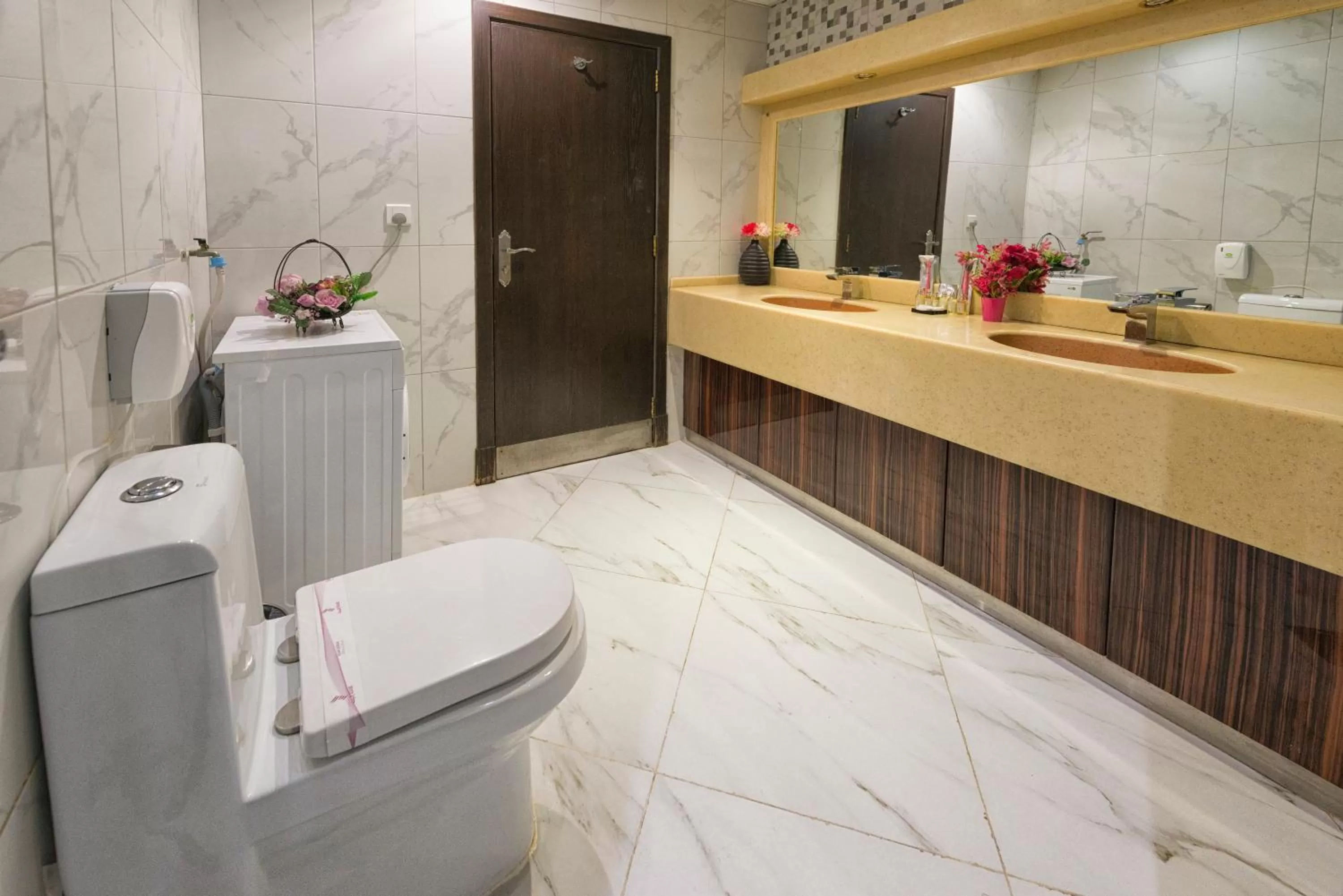 Bathroom, Kitchen/Kitchenette in Elite Al Hamra - Al Cornich
