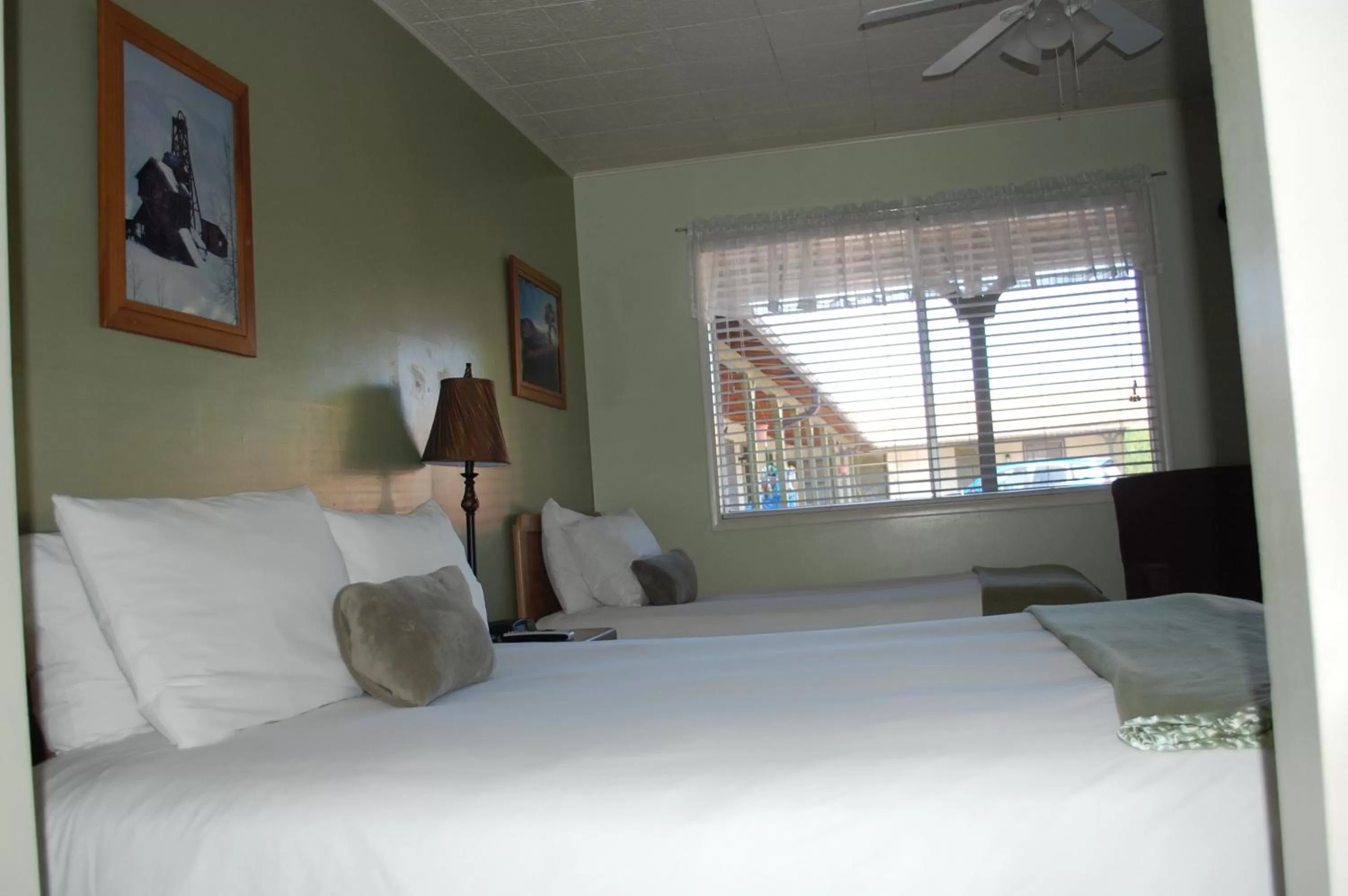 Double Room with Two Double Beds in Trees Motel