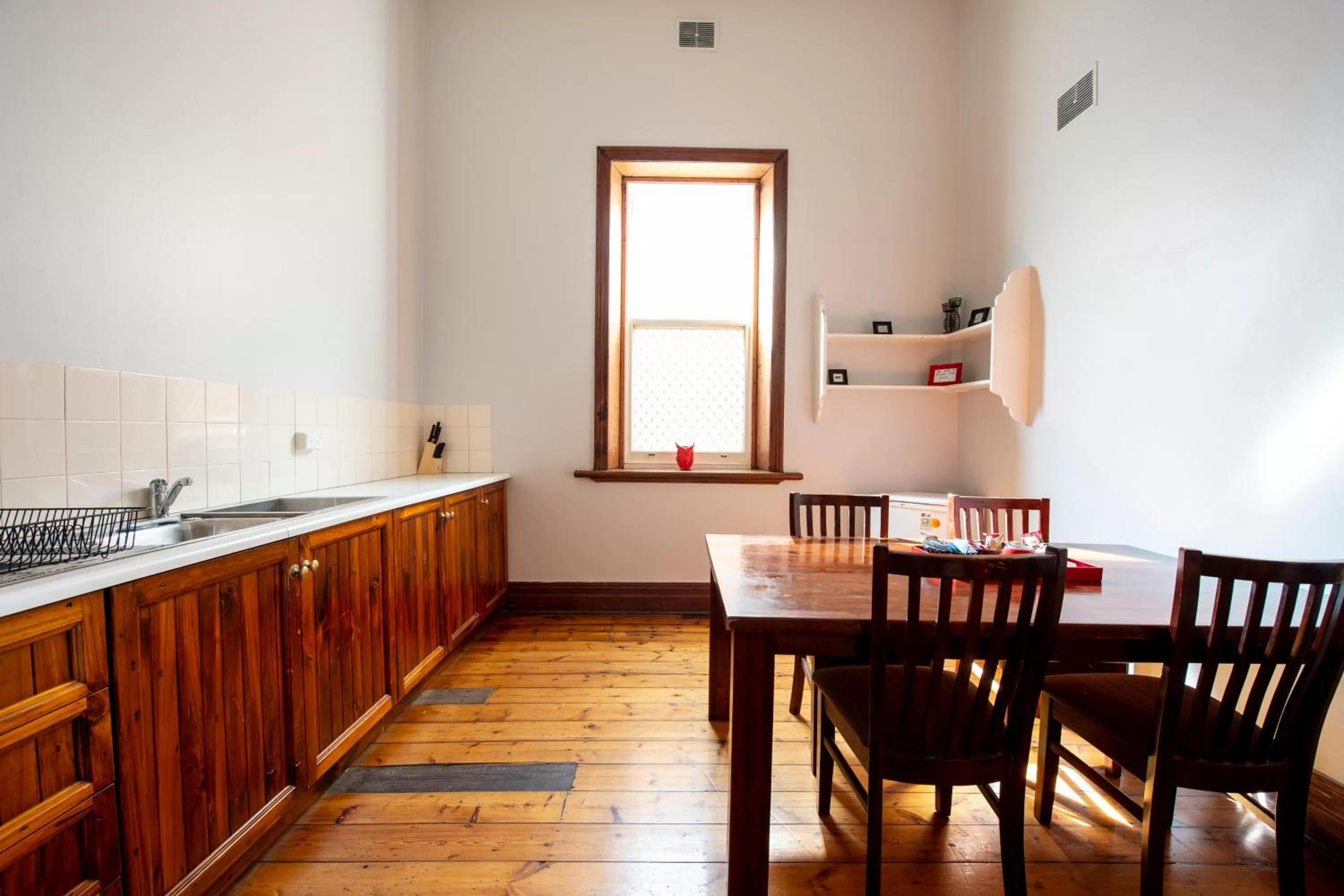 Kitchen/Kitchenette in City Centre Motel Hotel