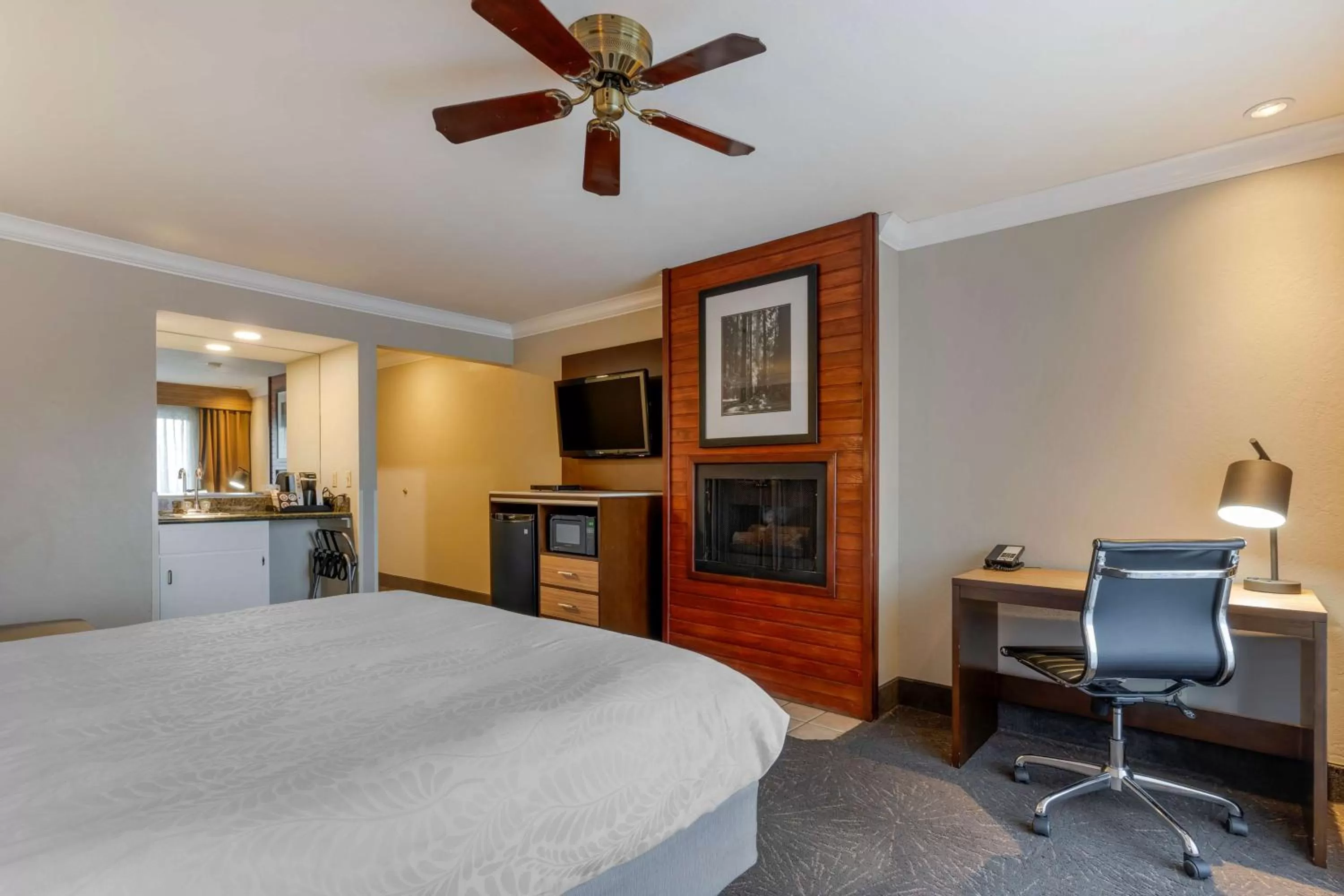 Bedroom, Bed in Best Western Plus Forest Park Inn