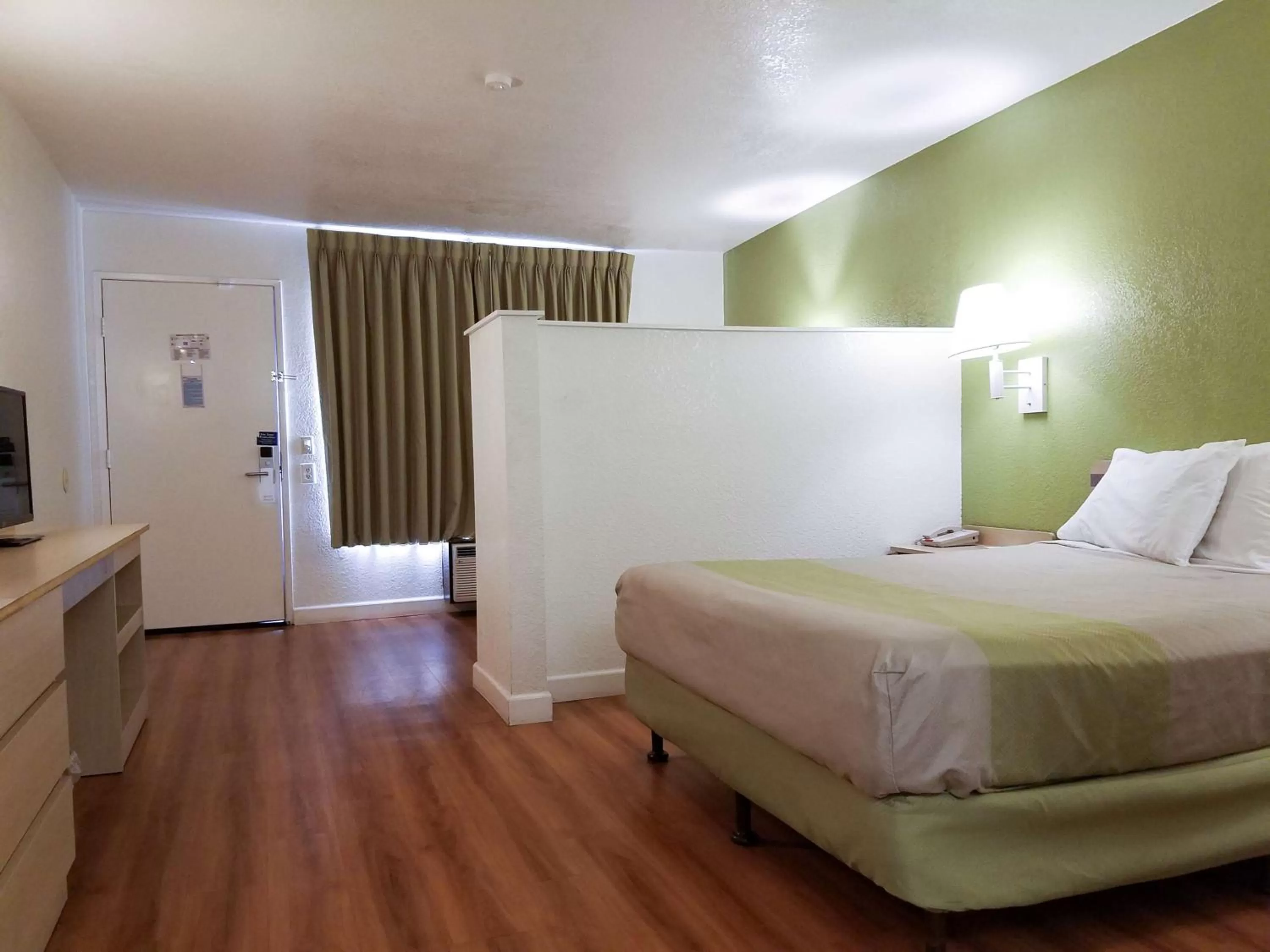 Photo of the whole room, Bed in Motel 6 Hemet