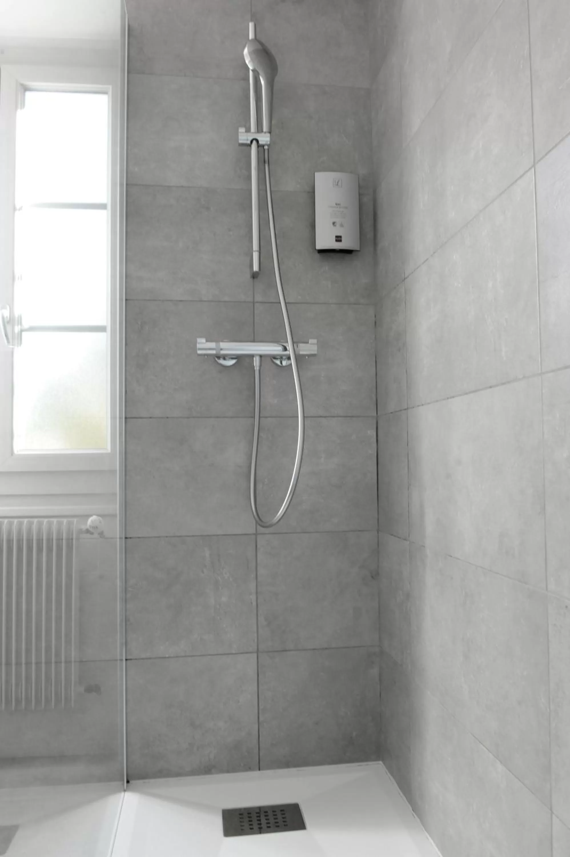 Shower in Logis Hôtel du Chêne
