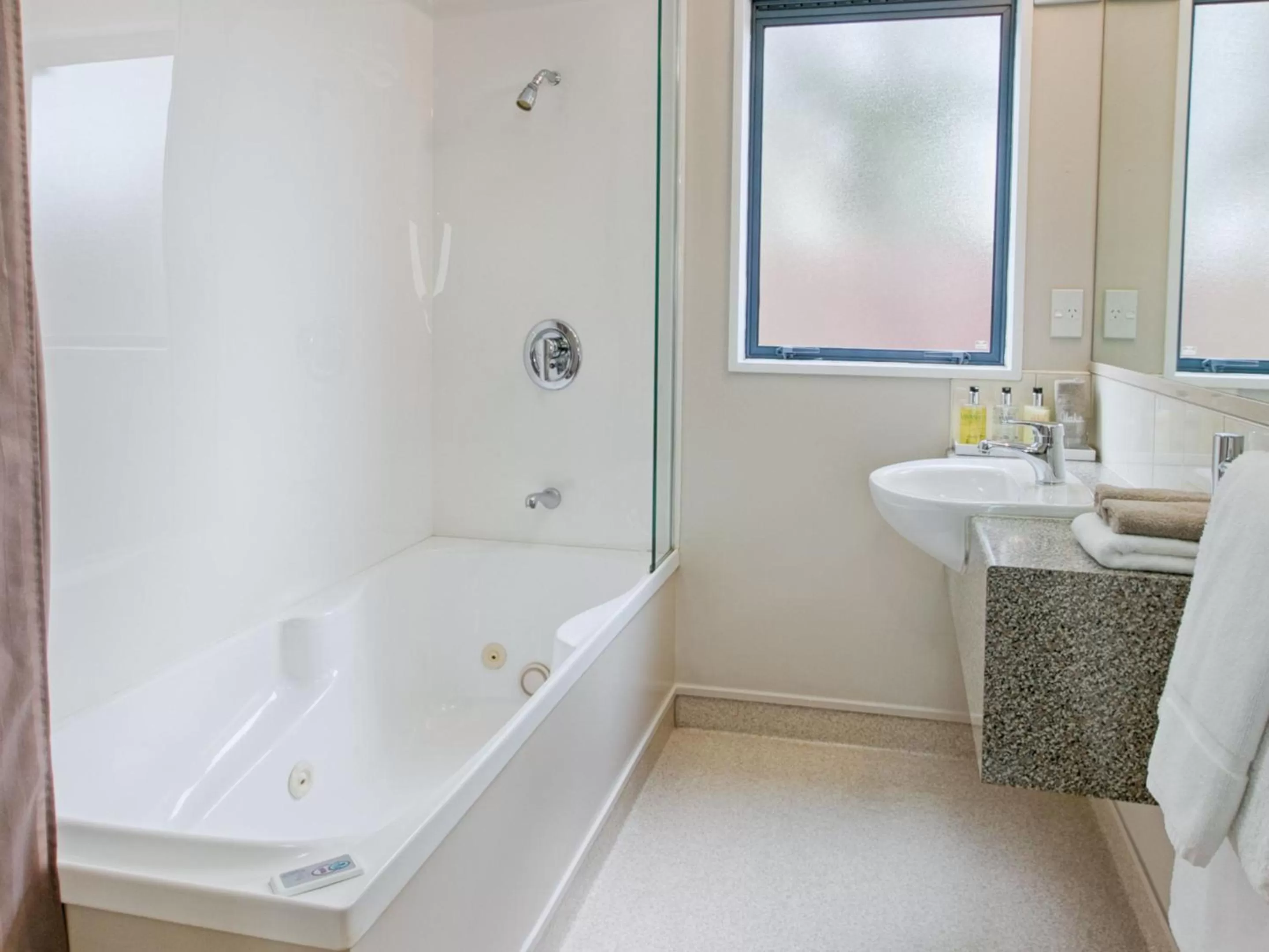 Bathroom in Bella Vista Motel Hokitika