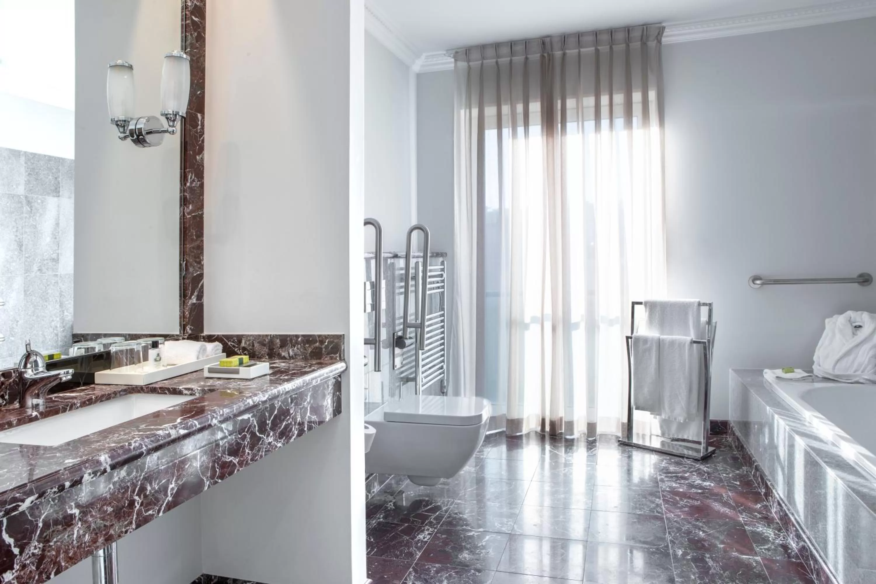 Photo of the whole room in InterContinental Porto - Palacio das Cardosas by IHG