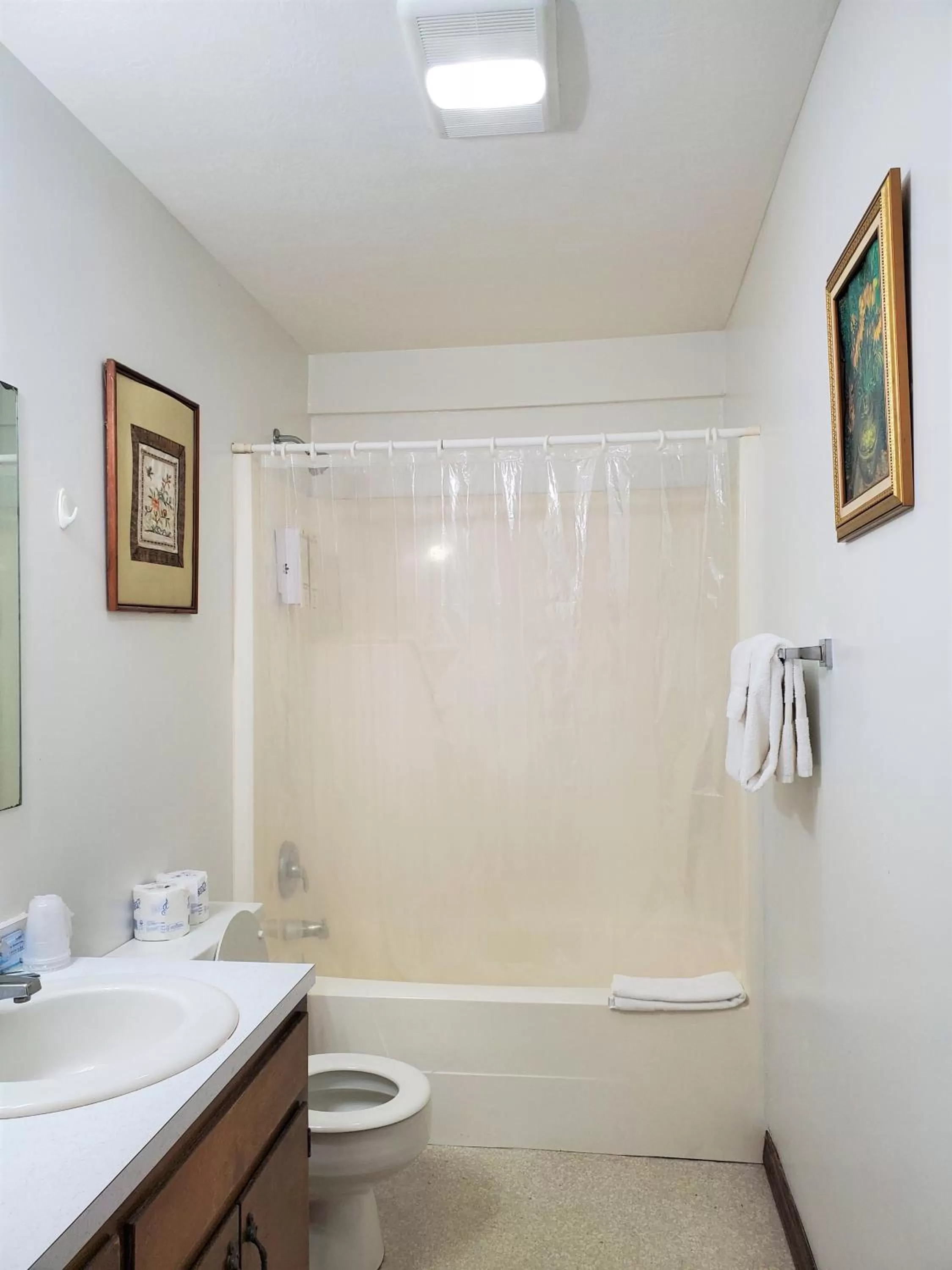 Bathroom in Meadowlark Motel with Restaurant & Bar