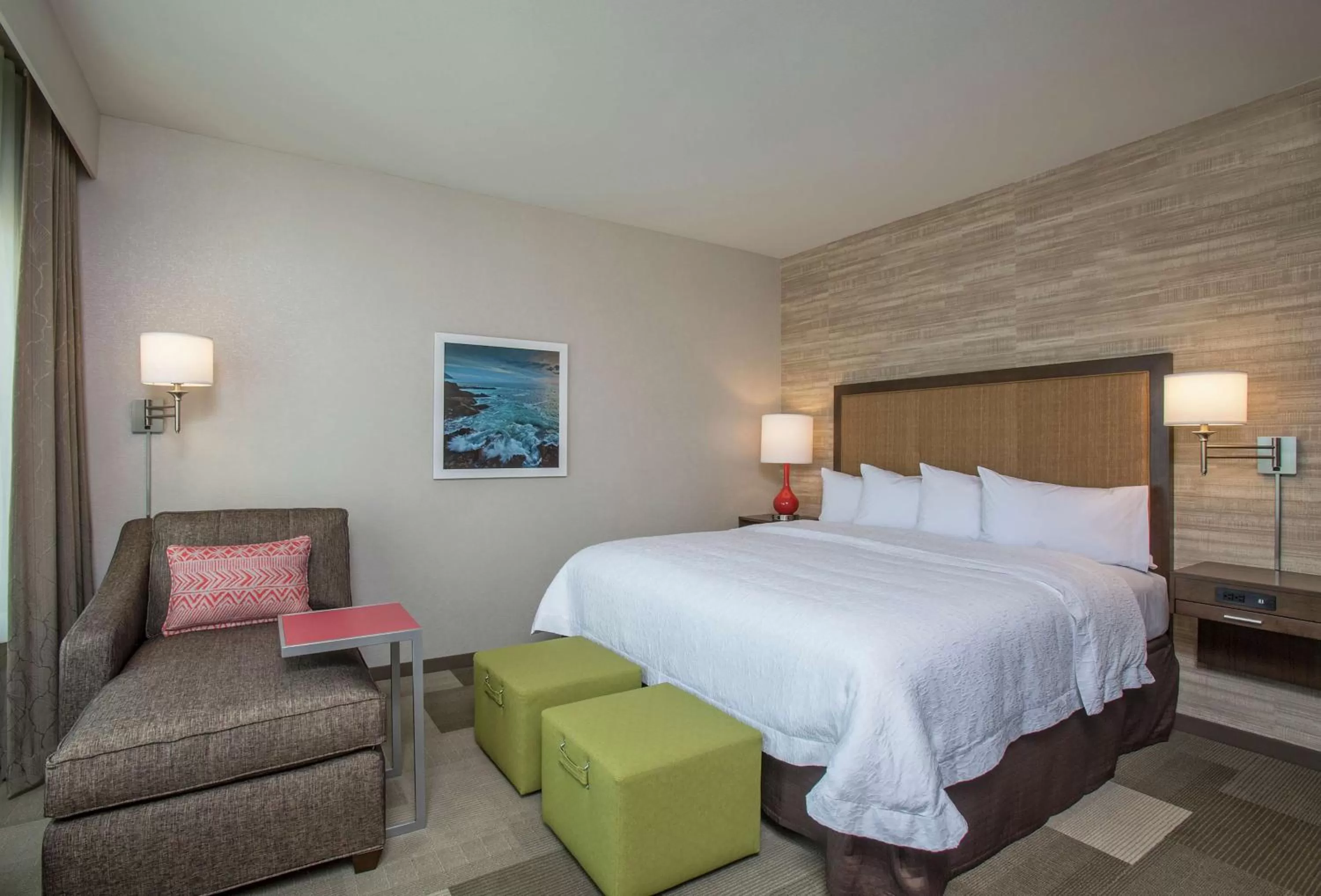 Bed in Hampton Inn & Suites Oahu Kapolei - FREE Parking - No Resort Fee