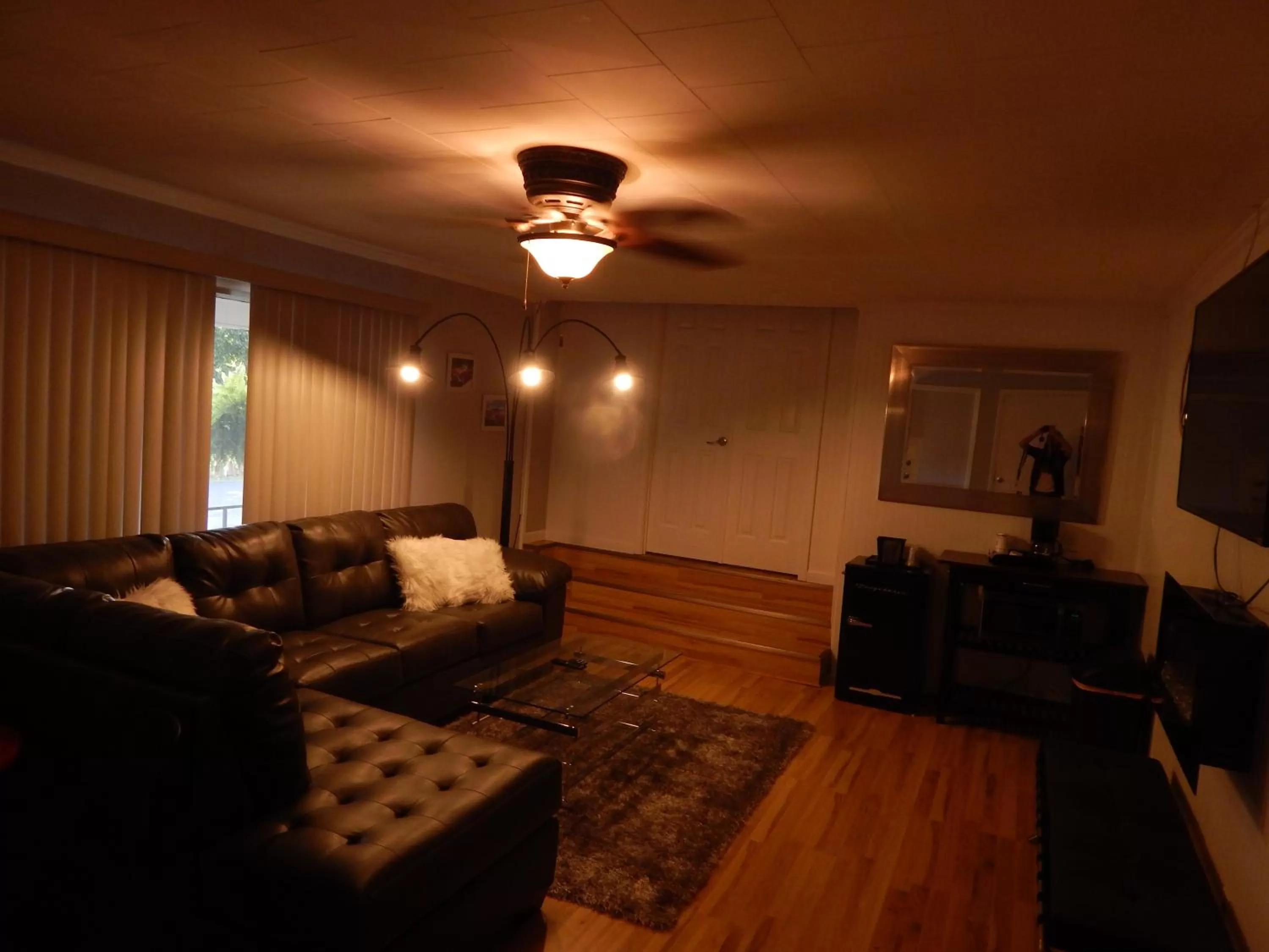 Living room in Sunset Motel