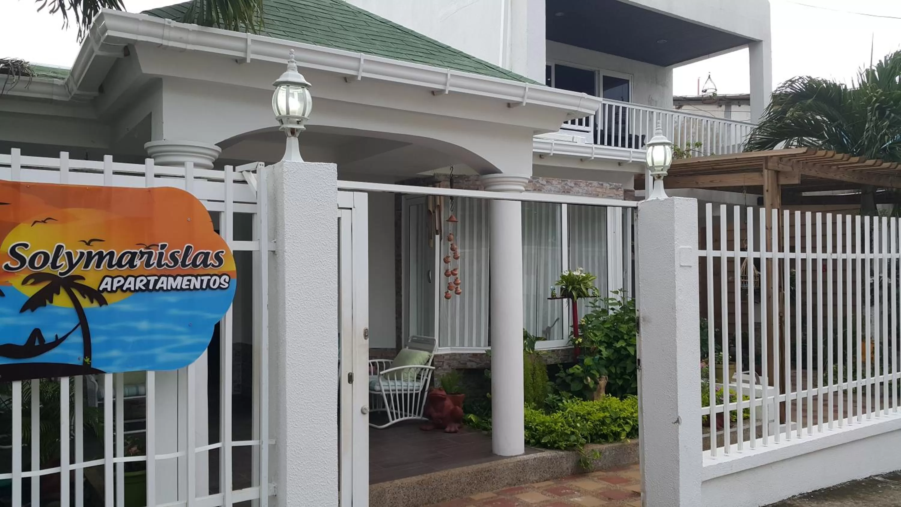 Facade/entrance, Property Building in Hospedaje Solymar Sarie Bay
